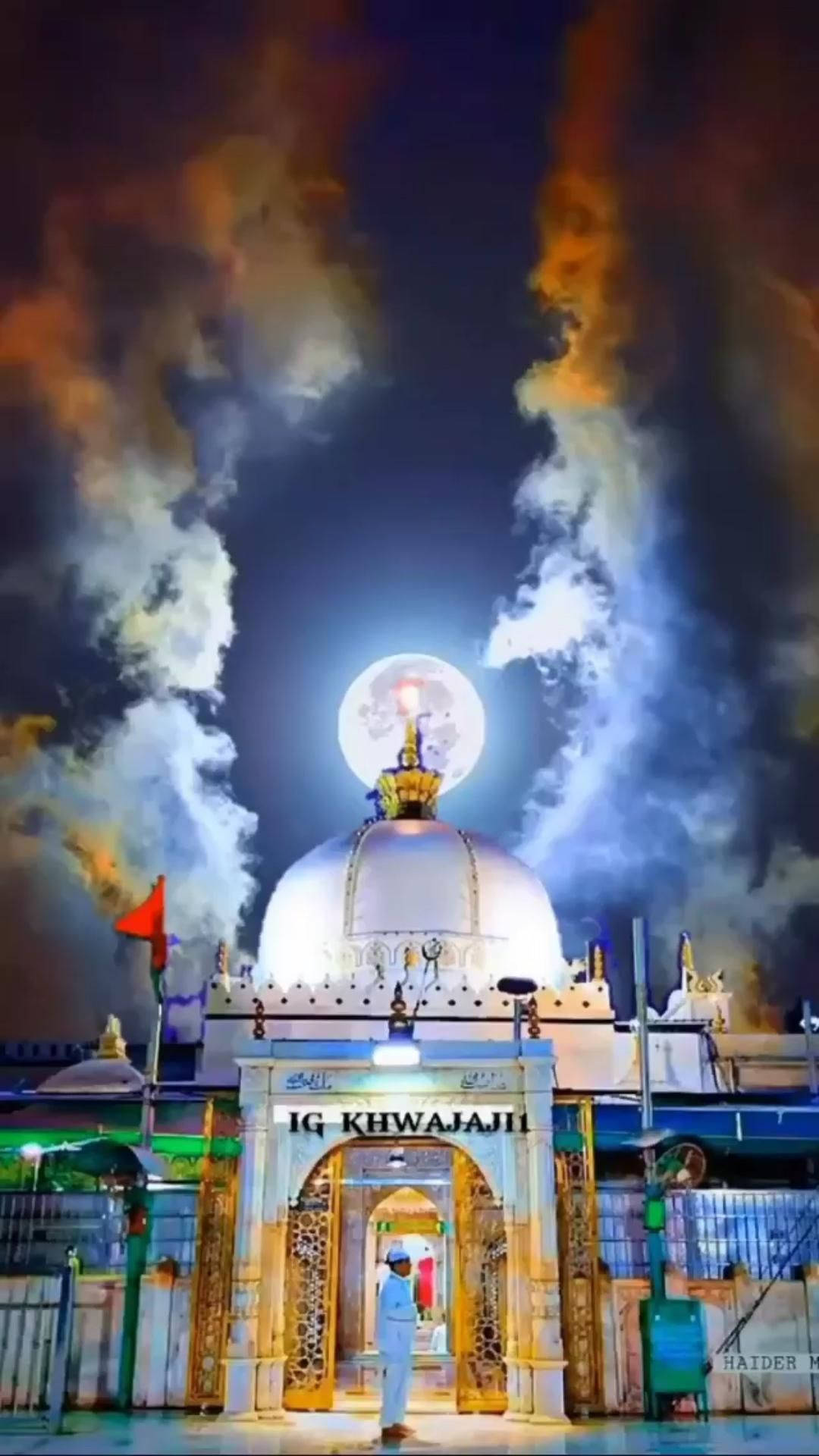 月光 桌布 壁紙 — 夜晚，一座發光的白色圓頂神社，上方有一輪滿月，周圍環繞著戲劇性的橙色和藍色雲彩。
