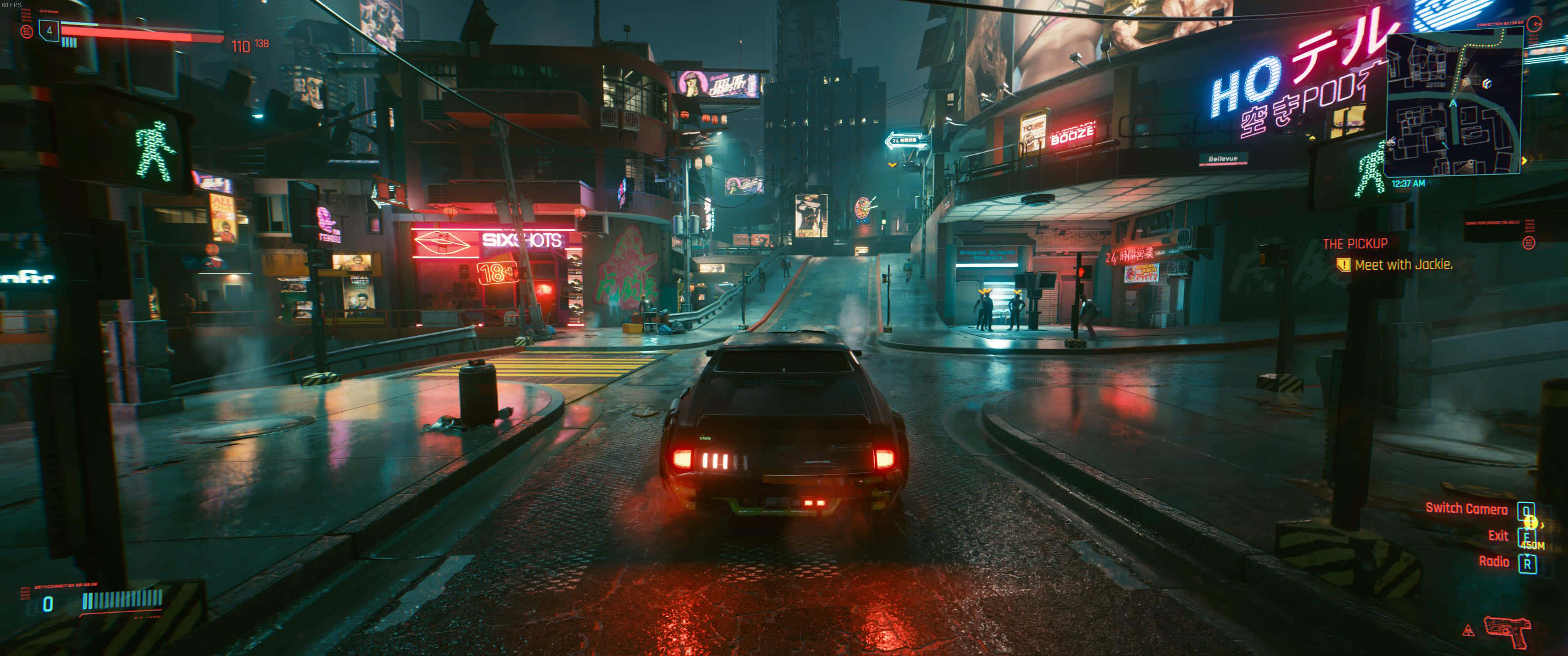 video games 桌布 壁紙 — 夜晚，一條充滿霓虹燈的賽博龐克城市街道，一輛汽車駛過濕漉漉的瀝青路面，反射出閃爍的招牌。