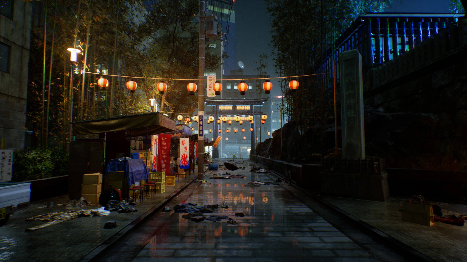 Ghostwire Tokyo 桌布 壁紙 — 夜晚，一條被雨水浸濕的東京小巷，溫暖的燈籠在濕漉漉的人行道上反射著光芒，旁邊是一座神社的大門。