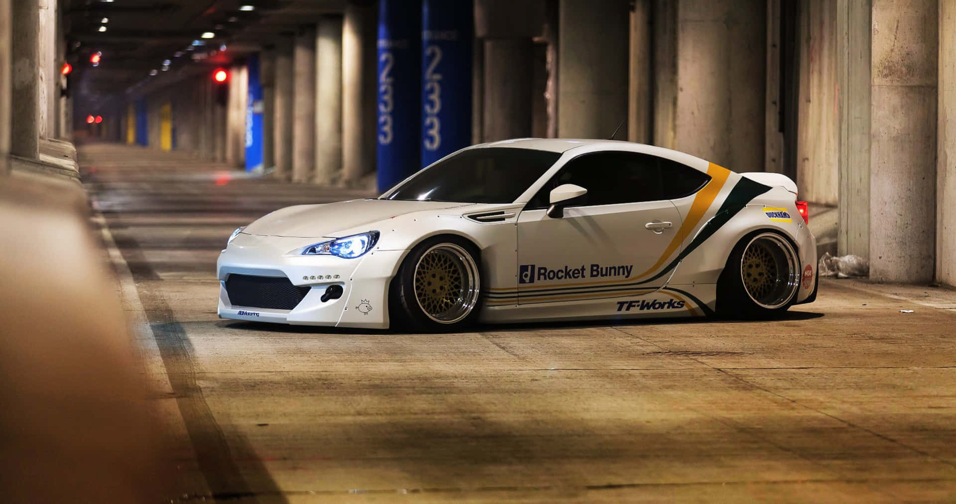 夜晚，白色改裝跑車停放在混凝土高架橋下。 — Toyota Supra Mk4 壁紙