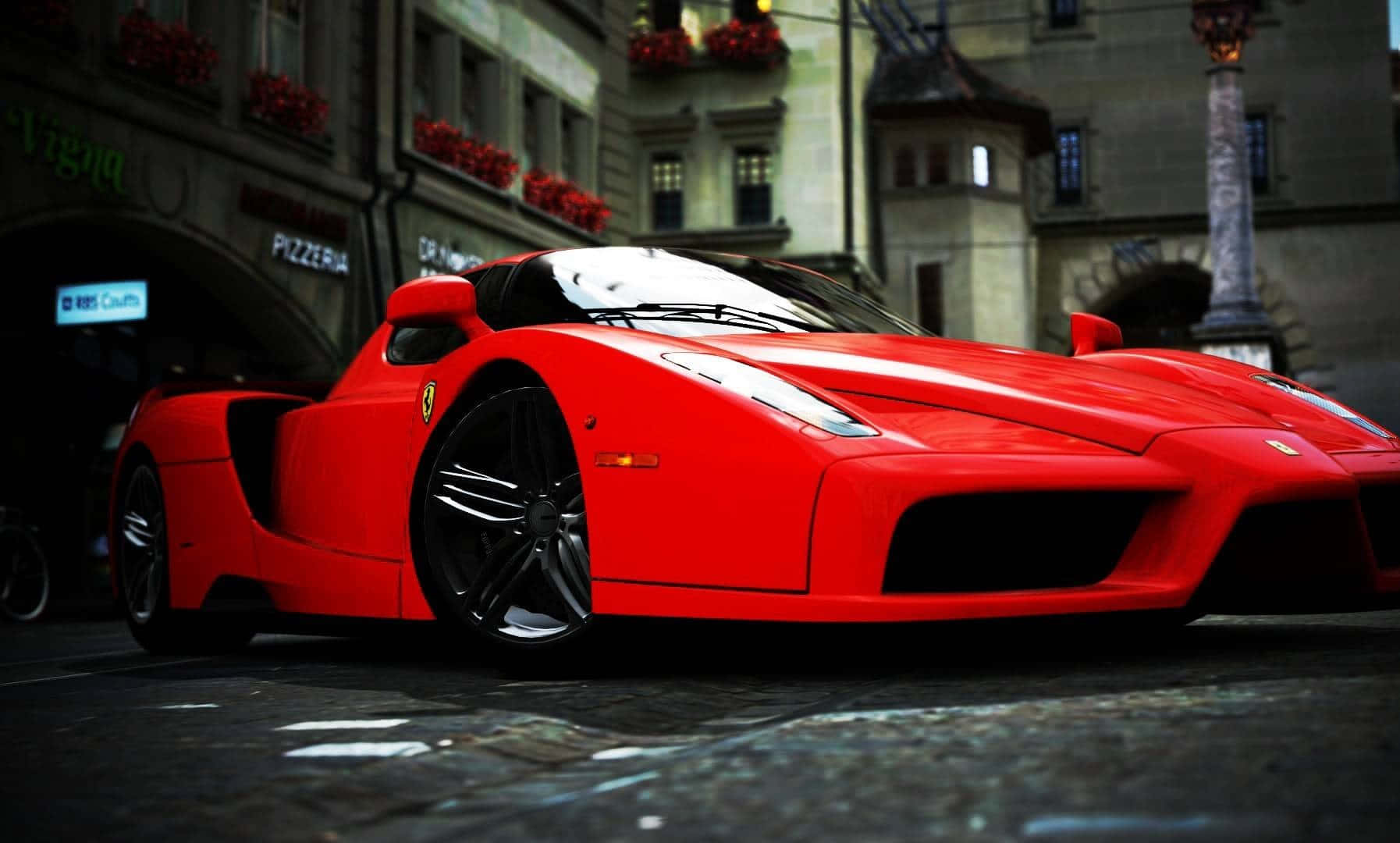 Ferrari Enzo 桌布 壁紙 — 夜晚，一輛鮮紅色法拉利Enzo停泊在歐洲披薩店前的濕滑鵝卵石街道上。