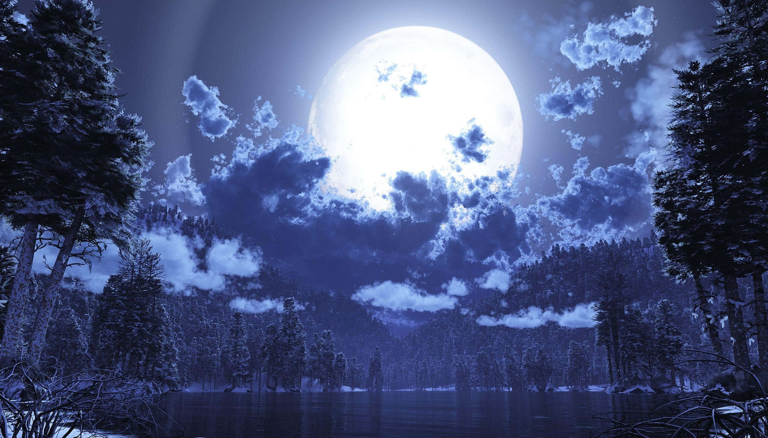 月光 桌布 壁紙 — 夜晚，一輪明亮的滿月穿透旋轉的雲層，照耀在寧靜的雪覆森林湖上。