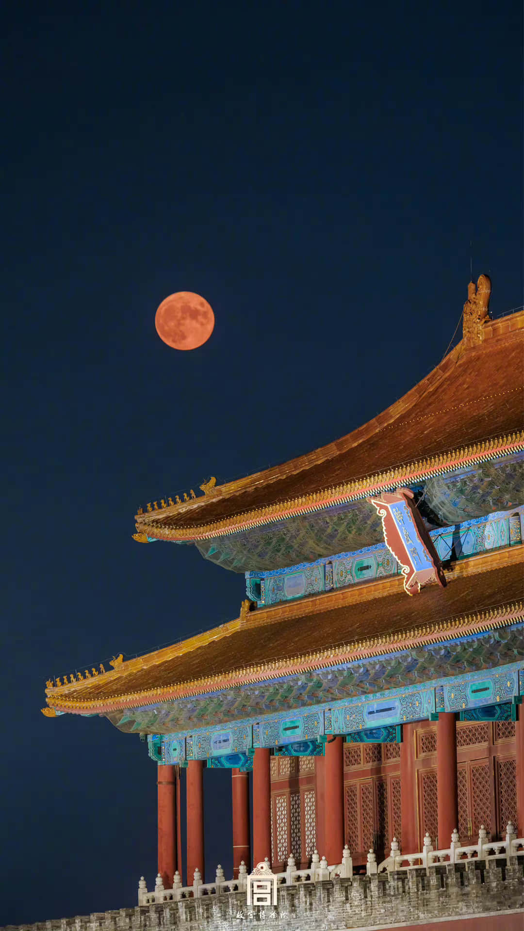 夜空 桌布 壁紙 — 夜晚，一輪發光的橙色月亮懸掛在傳統中國宮殿華麗的金色屋頂上方。