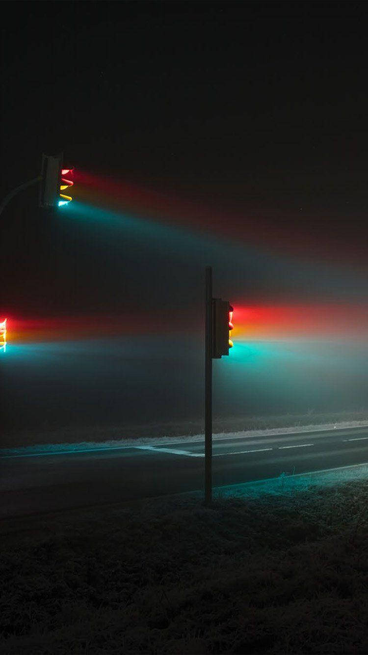 Light 桌布 壁紙 — 夜晚，交通燈發出紅、黃、綠光，穿過濃霧在寧靜的道路上投射出色彩繽紛的光束。