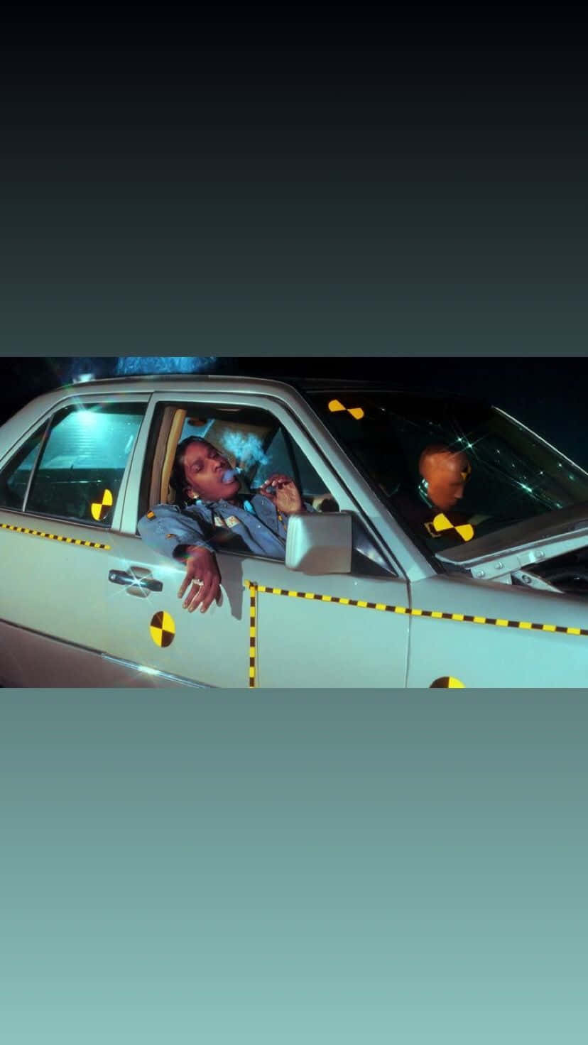 嘻哈 桌布 壁紙 — 夜晚，兩個人從一輛銀色汽車探出身子吸煙，黃色危險膠帶纏繞在車輛上。