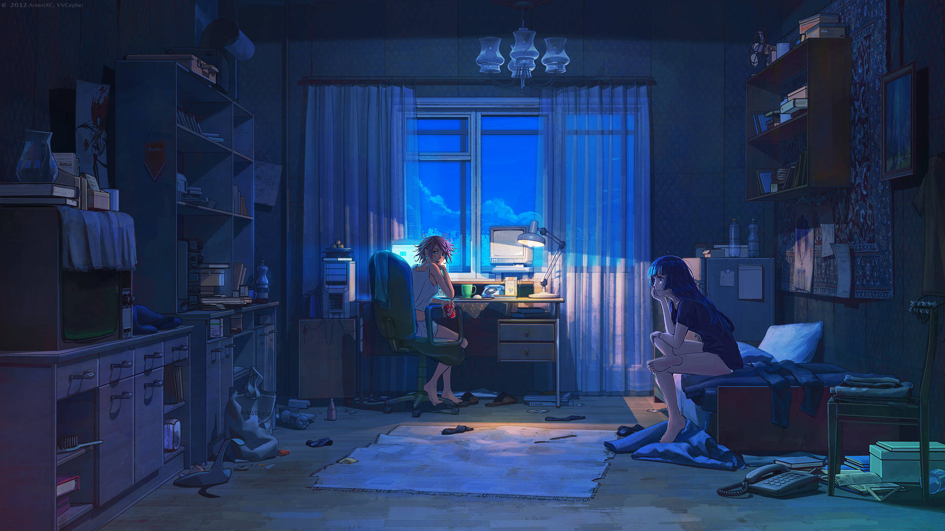 Bedroom 桌布 壁紙 — 夜晚，兩個動漫女孩在凌亂的臥室裡，一個在藍光照射的書桌前學習，另一個坐在地板上陷入沉思。