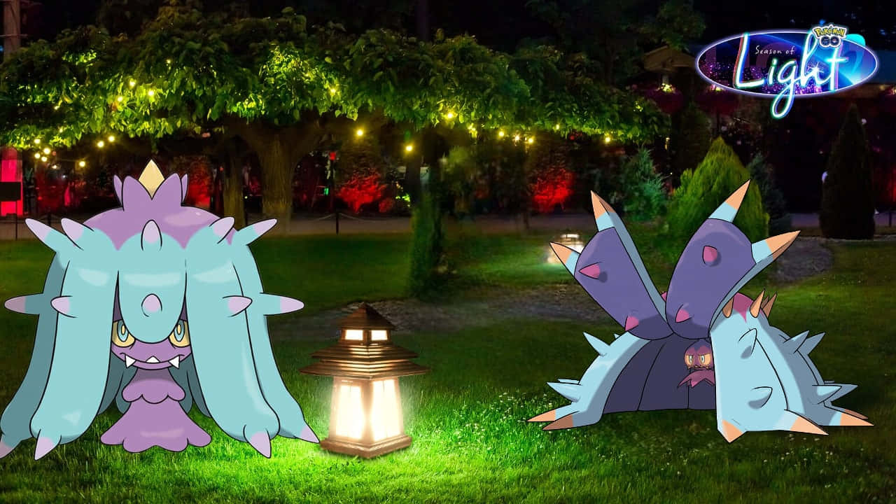 寶可夢 桌布 壁紙 — 夜晚，兩隻發光的寶可夢站在草地上的燈串下，中間有一盞燈籠。