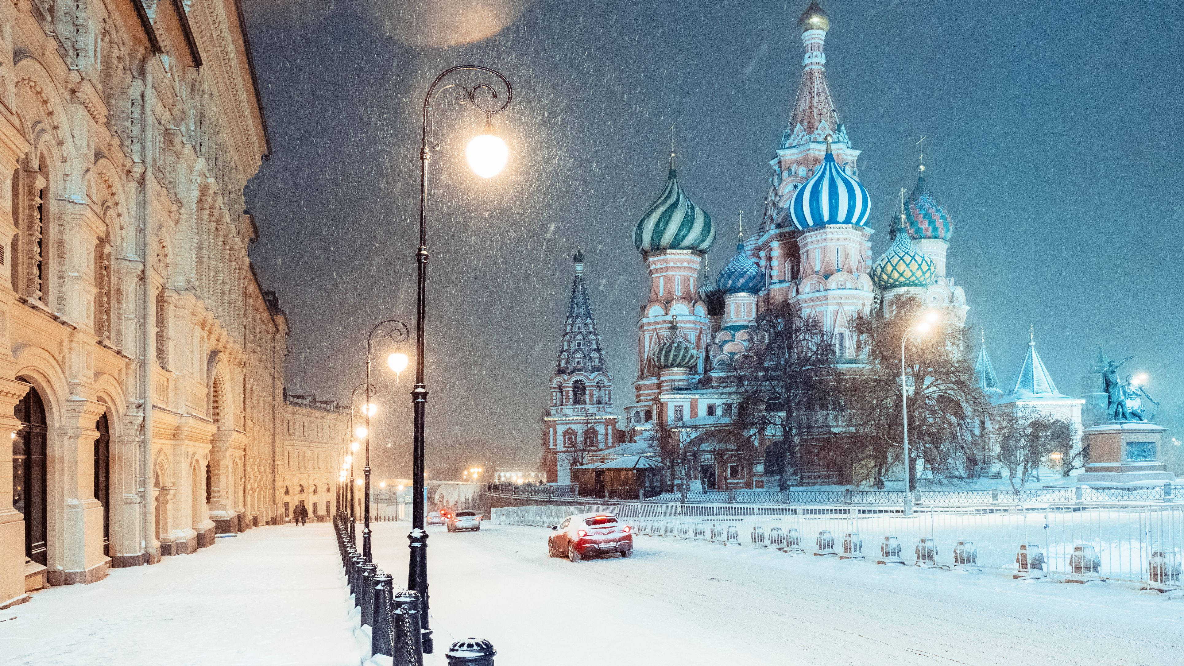 Moscow 桌布 壁紙 — 夜晚，雪花輕輕飄落在莫斯科的聖瓦西里主教座堂上，其色彩繽紛的圓頂在街燈下閃耀。