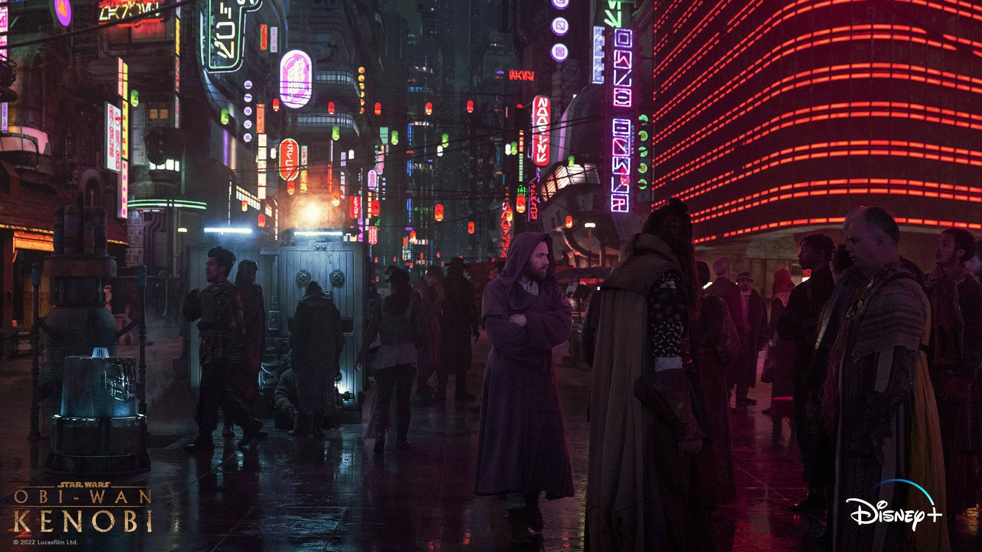 Kenobi 桌布 壁紙 — 夜晚一條下雨的霓虹燈外星城市街道，戴著兜帽的人物在發光招牌下行走，濕漉漉的反射性路面。