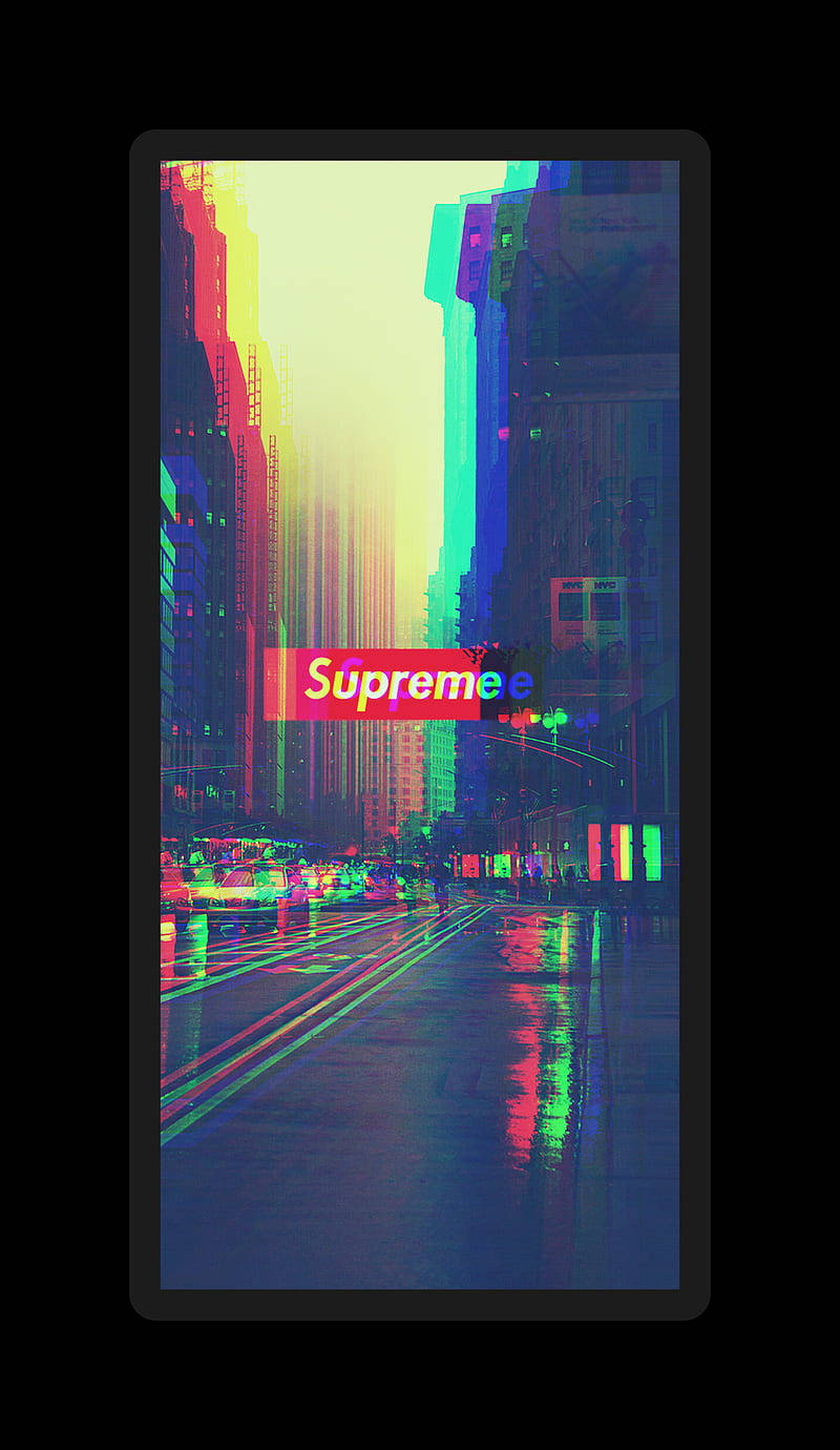 supreme 桌布 壁紙 — 夜晚一條充滿霓虹燈的城市街道，雨水濕滑的路面反射出鮮豔色彩和發光的Supreme標誌。