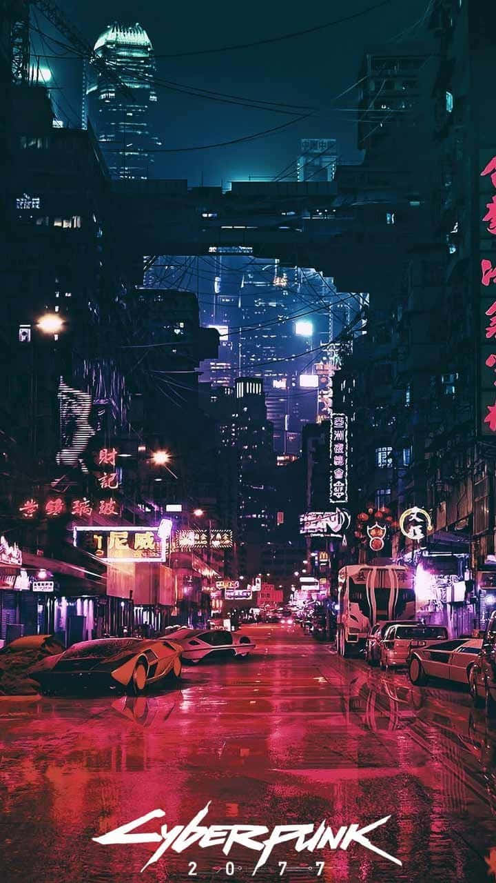 電馭叛客2077 桌布 壁紙 — 夜晚一條充滿霓虹燈的賽博龐克城市街道，雨水濕滑的路面反射著發光的招牌和高聳的摩天大樓。
