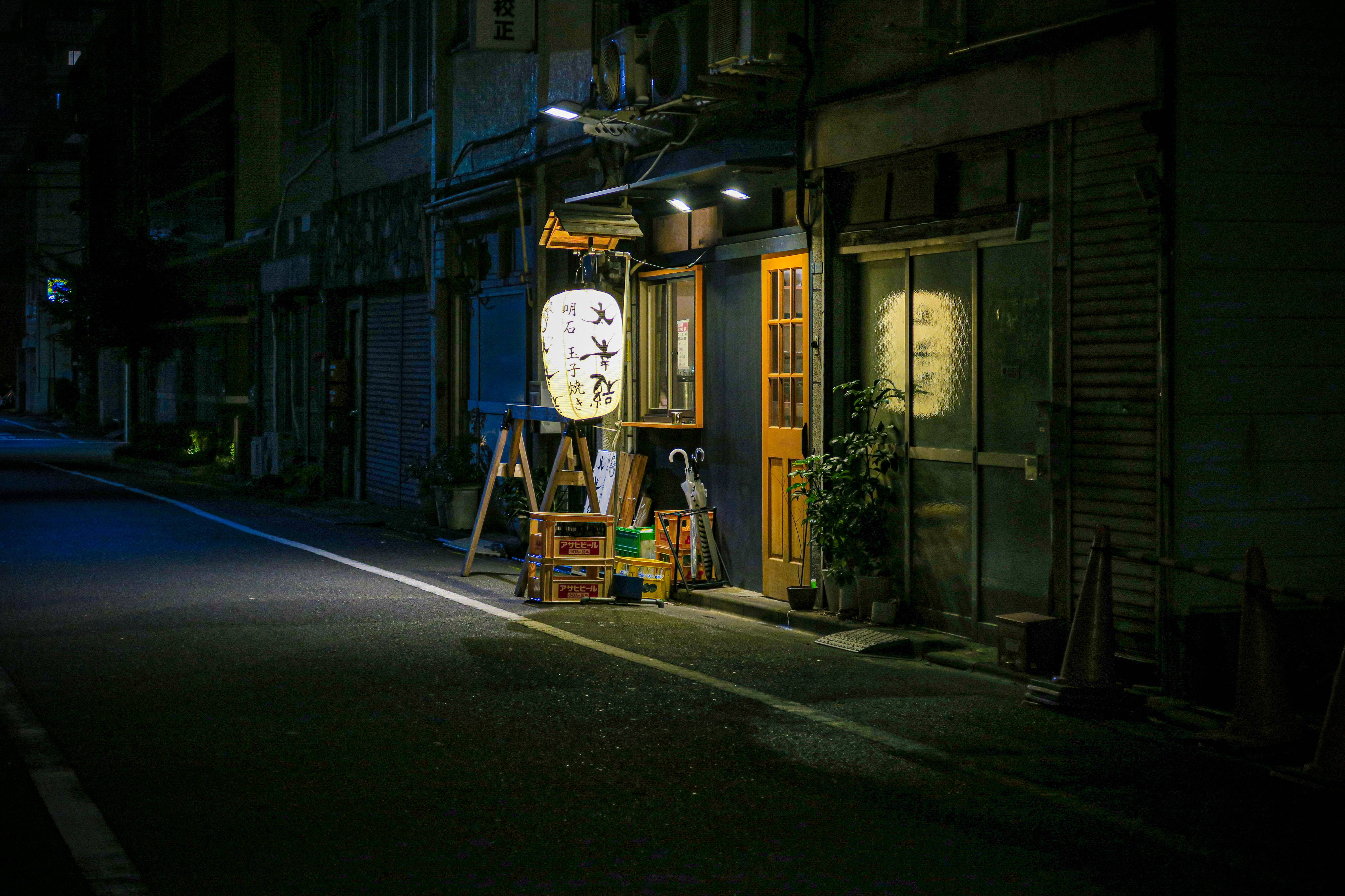 夜晚燈光昏暗的日本小巷，有發光的燈籠和關閉的商店門面。 — 東京迷幻 sessions 壁紙