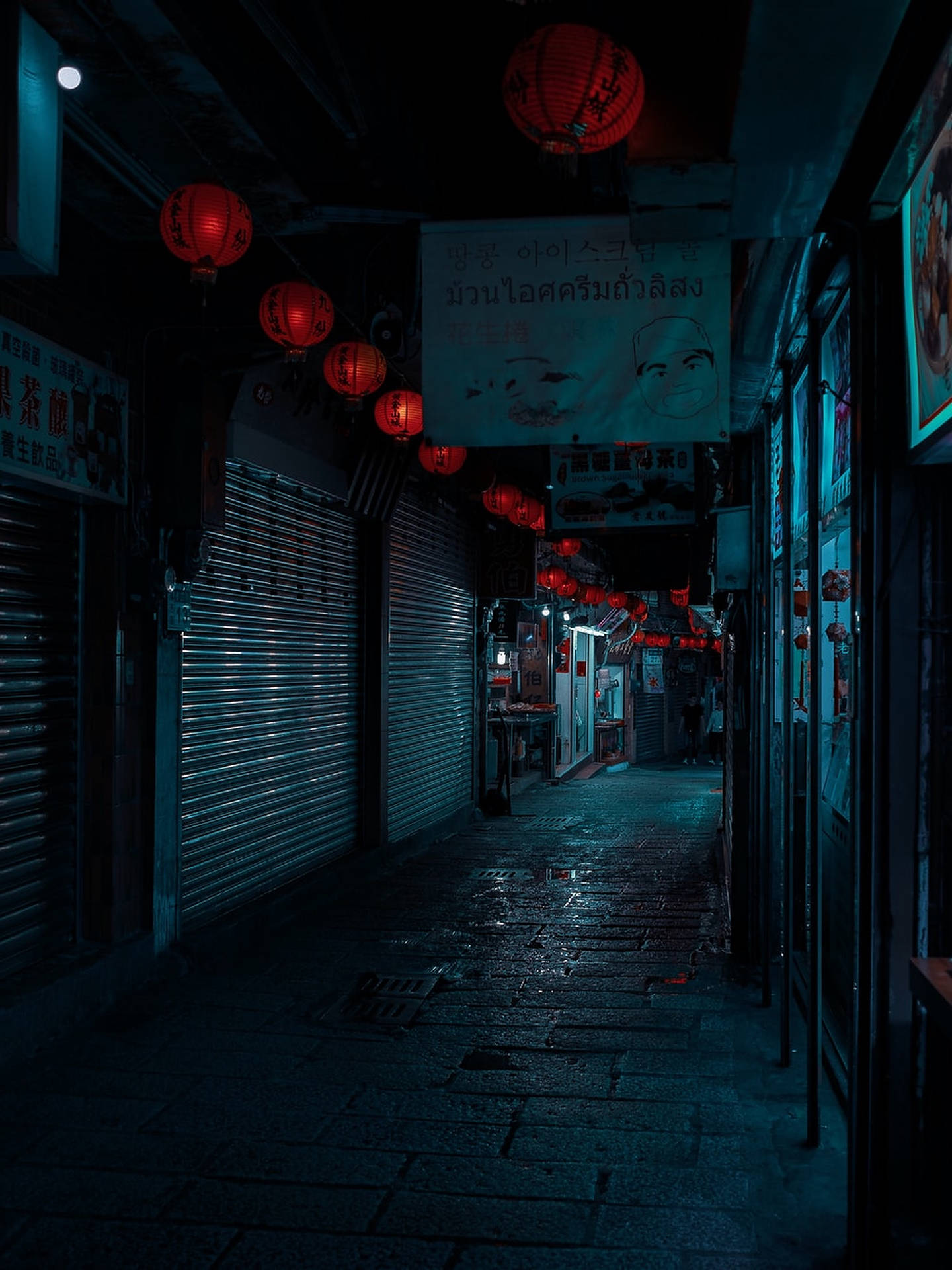 夜晚黑暗的小巷，紅燈籠和霓虹燈招牌倒影在潮濕的路面上。 — 黑暗城市 壁紙