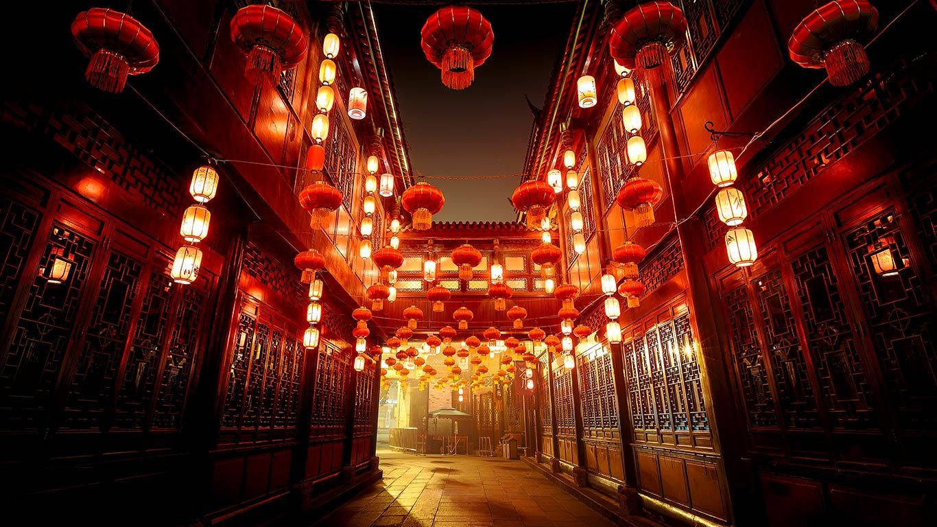 Chengdu 桌布 壁紙 — 夜晚一條狹窄的傳統中國小巷，被懸掛在頭頂的發光紅燈籠照亮。