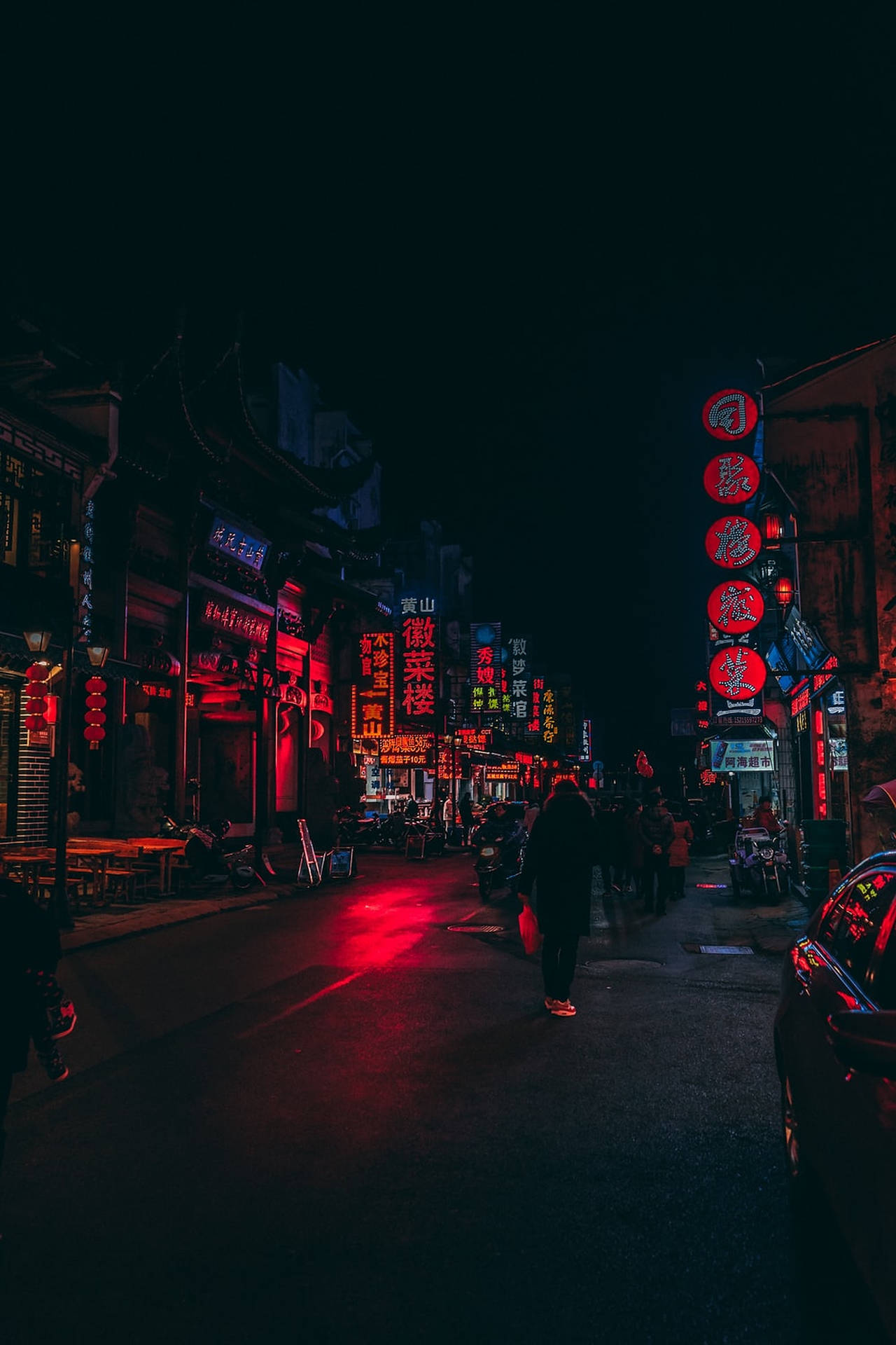 夜晚街道，有發光的紅色霓虹招牌和行人 — 黑暗城市 壁紙