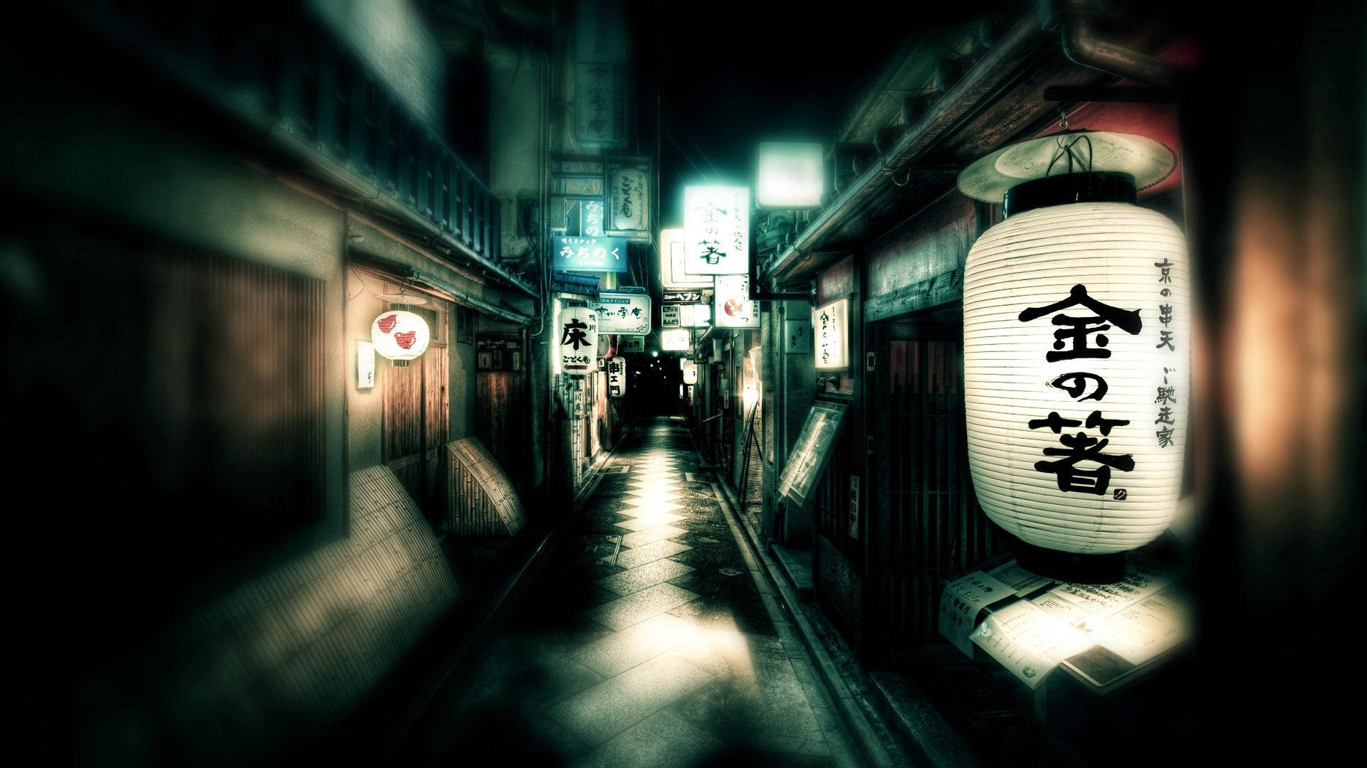 日本 桌布 壁紙 — 夜晚一條狹窄的日本小巷，被發光的燈籠和霓虹燈照亮，在潮濕的路面上投下長長的陰影。