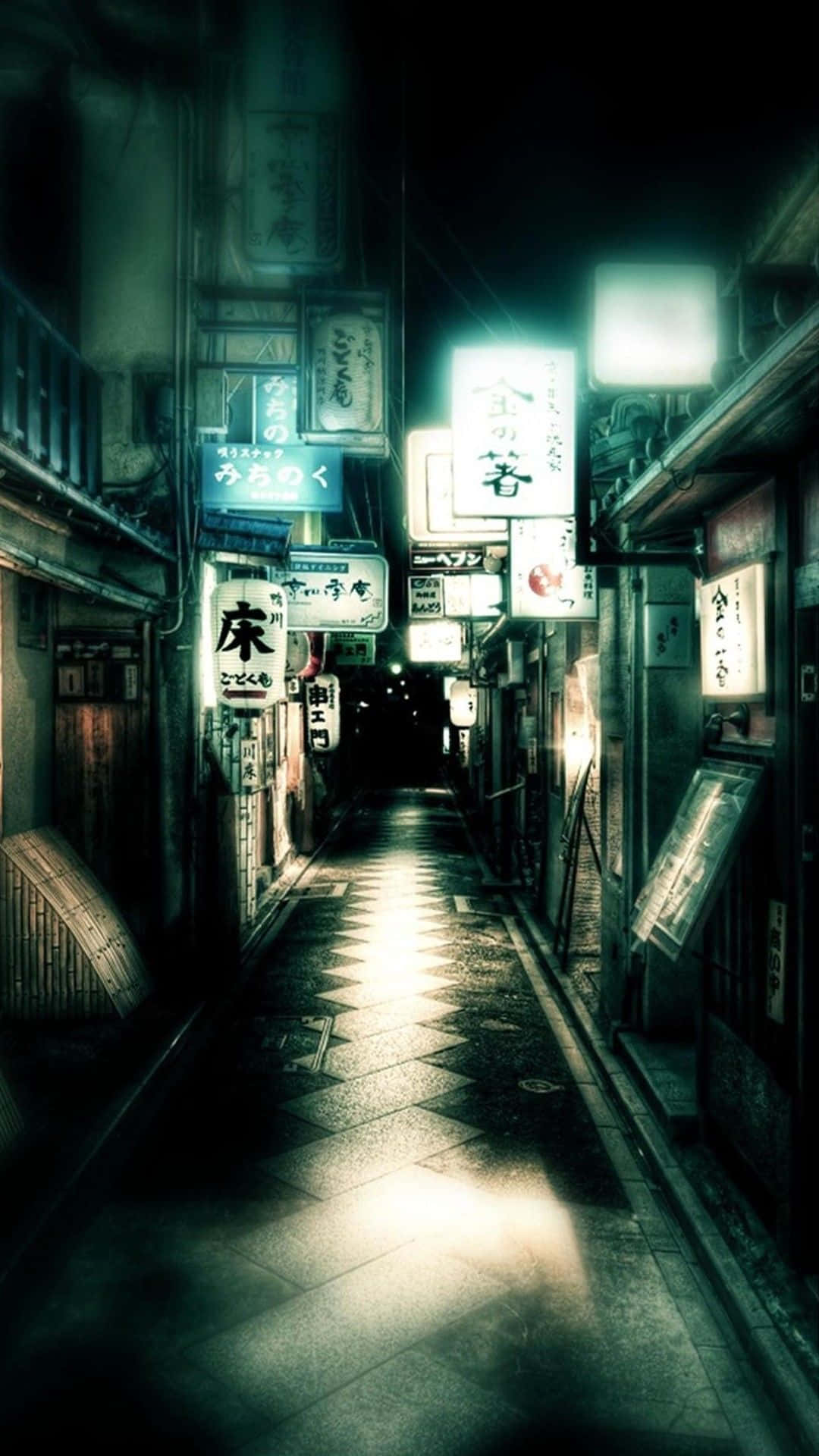 Road 桌布 壁紙 — 夜晚一條狹窄的日本小巷，被發光的霓虹燈招牌照亮，在瓷磚路面上投下長長的影子。