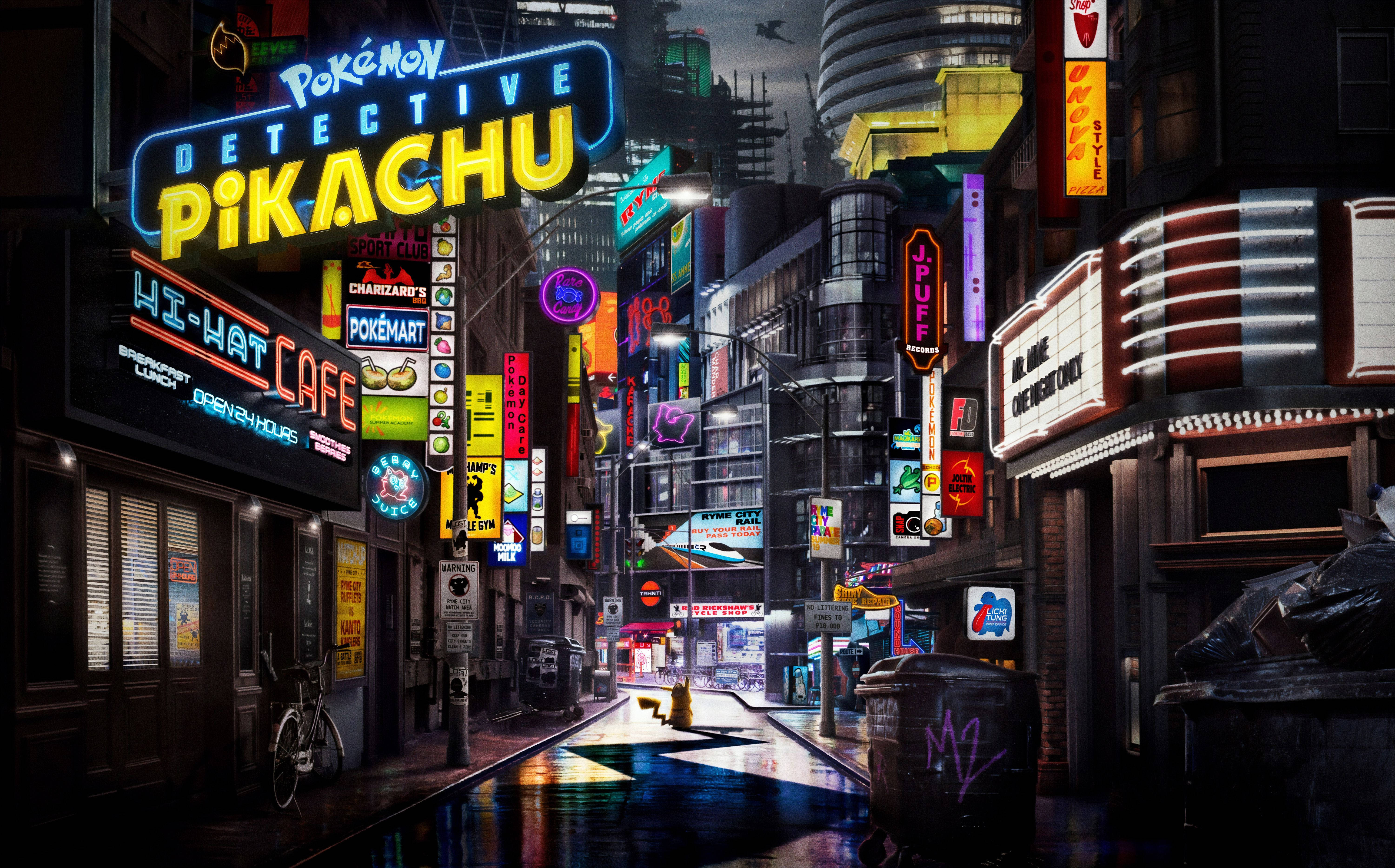 名偵探皮卡丘 桌布 壁紙 — 夜晚一條被雨水打濕、霓虹燈閃爍的城市街道，Detective Pikachu 和 Pokemart 的發光招牌倒映在濕漉漉的路面上。