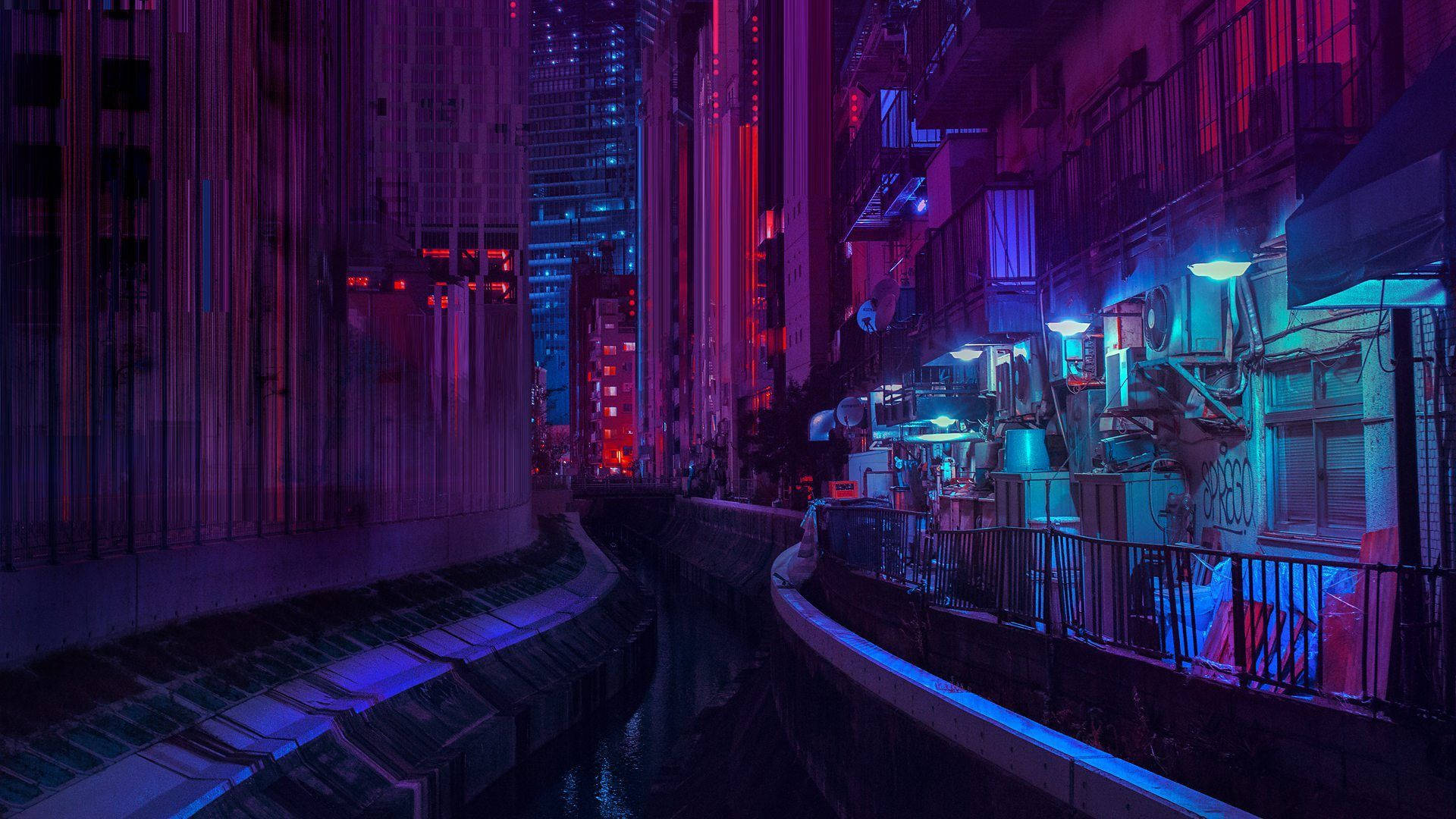 城市 桌布 壁紙 — 夜晚一條被霓虹燈浸染的城市小巷，高聳的建築物閃爍著電光紫和紅色的色調。