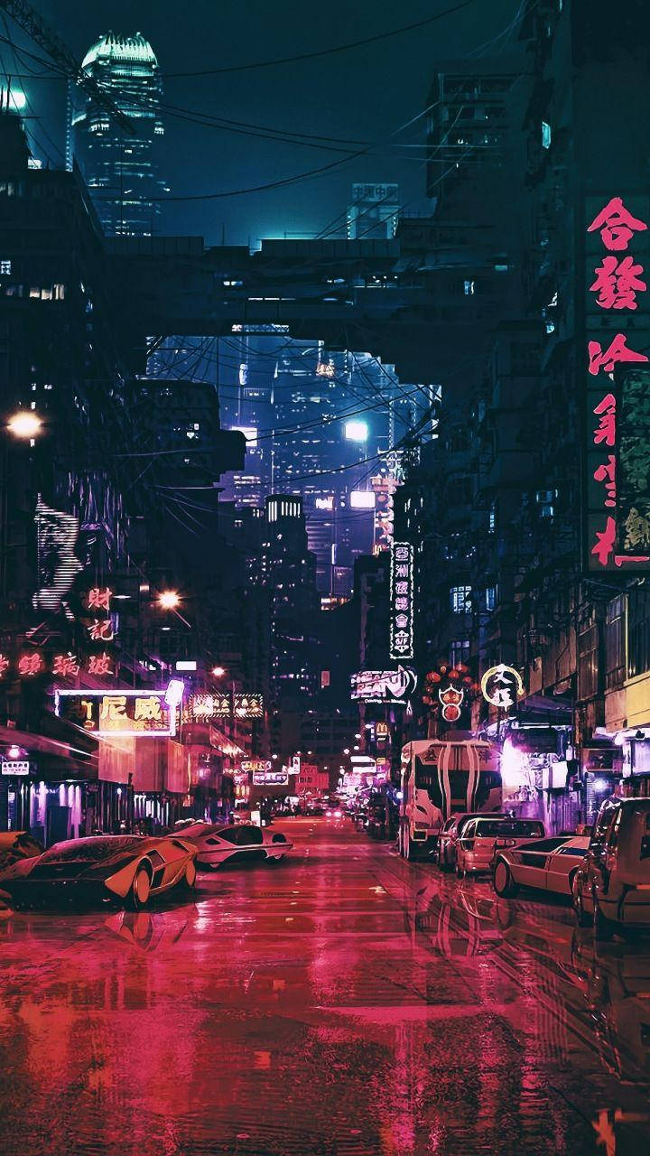 lights 桌布 壁紙 — 夜晚一條被霓虹燈浸透、雨水浸濕的城市街道，在摩天大樓下，發光的招牌映照在濕漉漉的路面上。