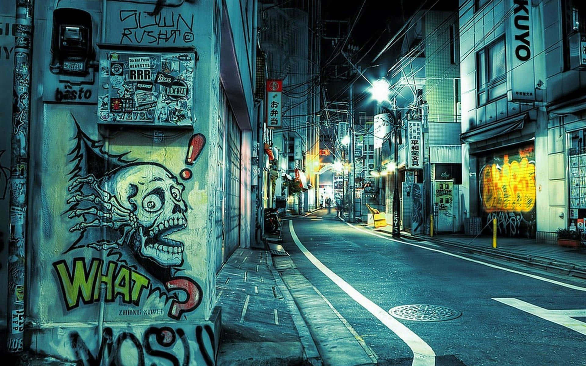 street photography 桌布 壁紙 — 夜晚一條被霓虹燈照亮的城市小巷，牆上佈滿貼紙和塗鴉標籤，並有一幅大型骷髏塗鴉壁畫。