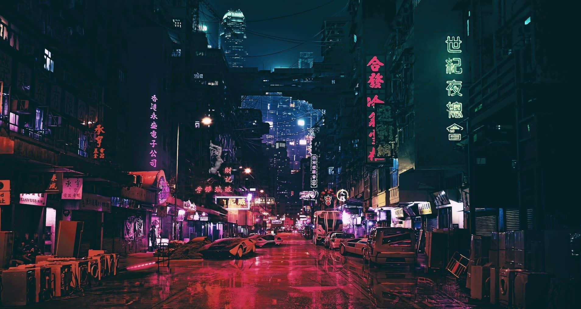 桌布 壁紙 — 夜晚一條被霓虹燈照亮的都市小巷，濕漉漉的路面反射著高聳建築物上鮮豔的紅色和藍色招牌。