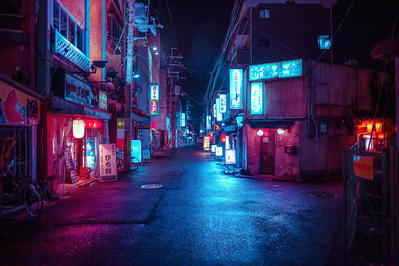美學 桌布 壁紙 — 夜晚一條霓虹燈照亮的小巷，發光的招牌在黑暗天空下的濕漉漉路面上反射。