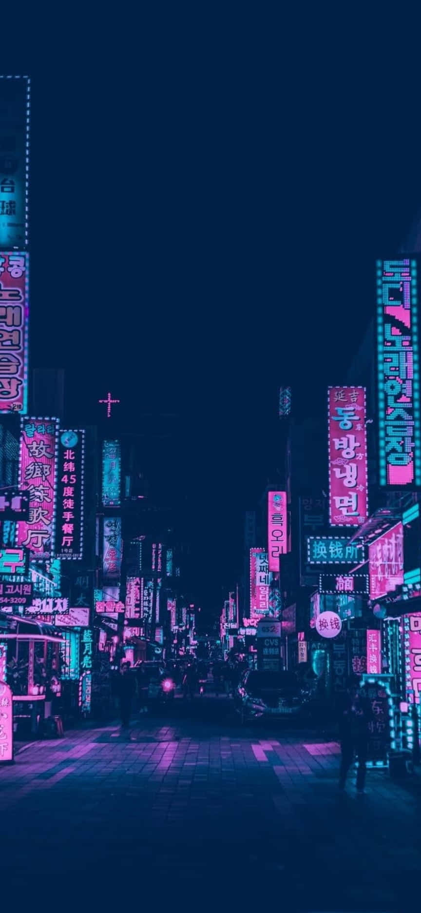 Purple Aesthetic Tumblr 桌布 壁紙 — 夜晚一條霓虹燈照亮的都市小巷，發光的粉紅色和藍色招牌在濕漉漉的路面上反射。