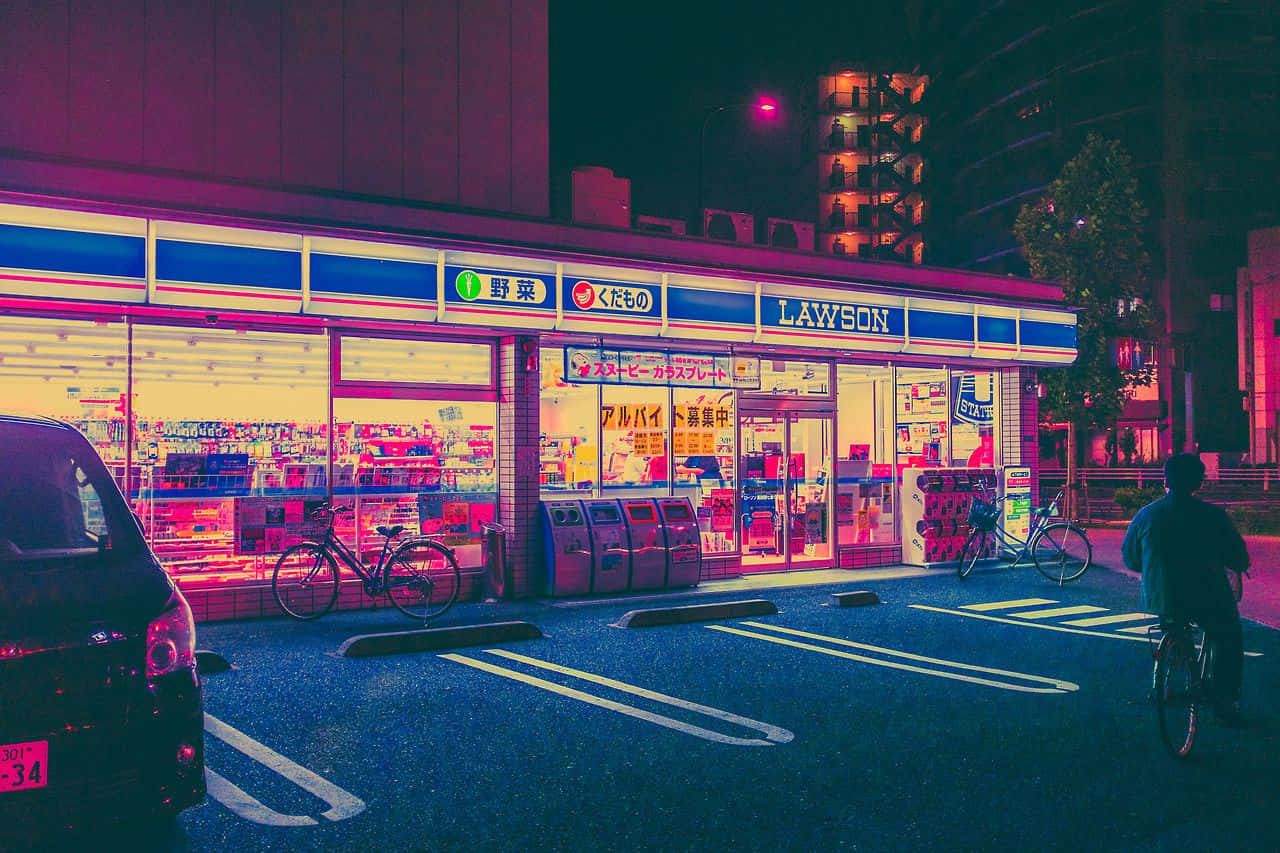 日式審美桌面 桌布 壁紙 — 夜晚一間霓虹燈照亮的Lawson便利商店，有腳踏車經過，前面停著一輛車。