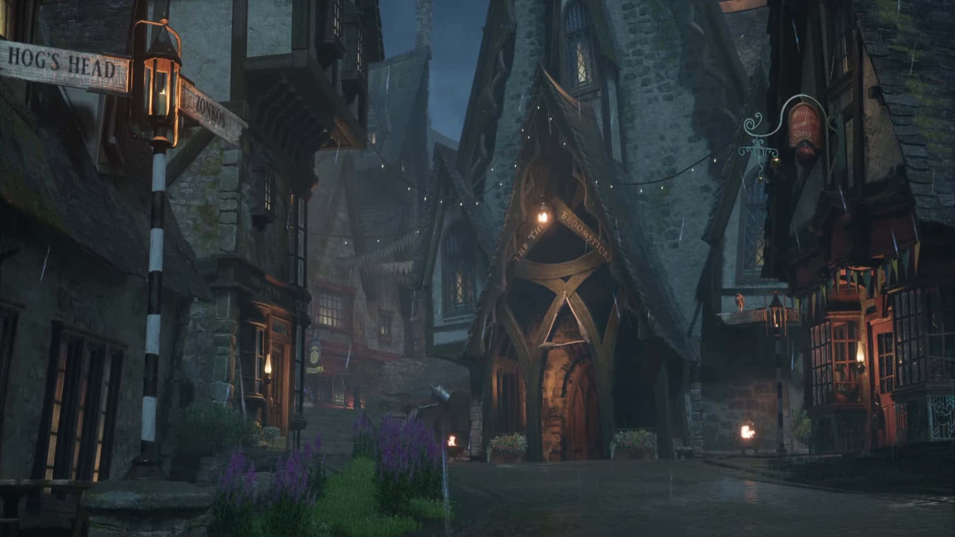 Hogsmeade 桌布 壁紙 — 夜晚中世紀奇幻小鎮中一條霧氣瀰漫的鵝卵石街道，閃爍的燈籠和 Hog's Head 酒吧的招牌。