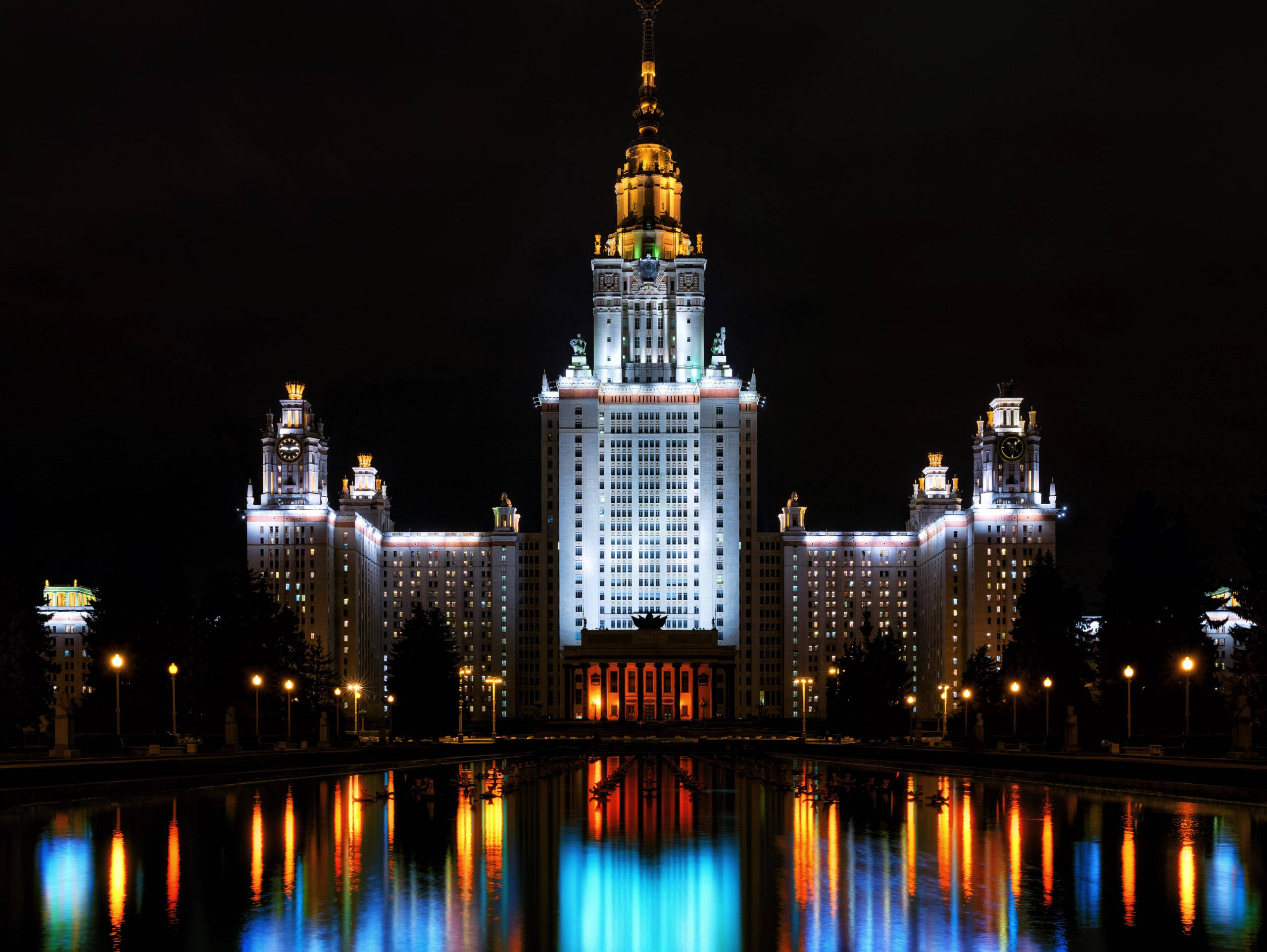 Russia 桌布 壁紙 — 夜晚中宏偉的新古典主義建築，燈火輝煌，在平靜的水池中映出鮮豔倒影。