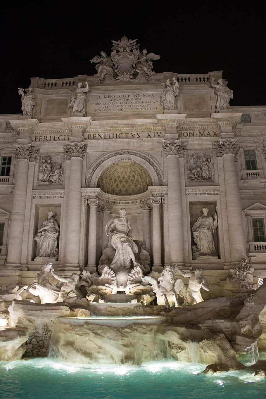 Rome 桌布 壁紙 — 夜晚亮燈的特雷維噴泉，流水如瀑布，大理石雕像在人造燈光下閃耀。