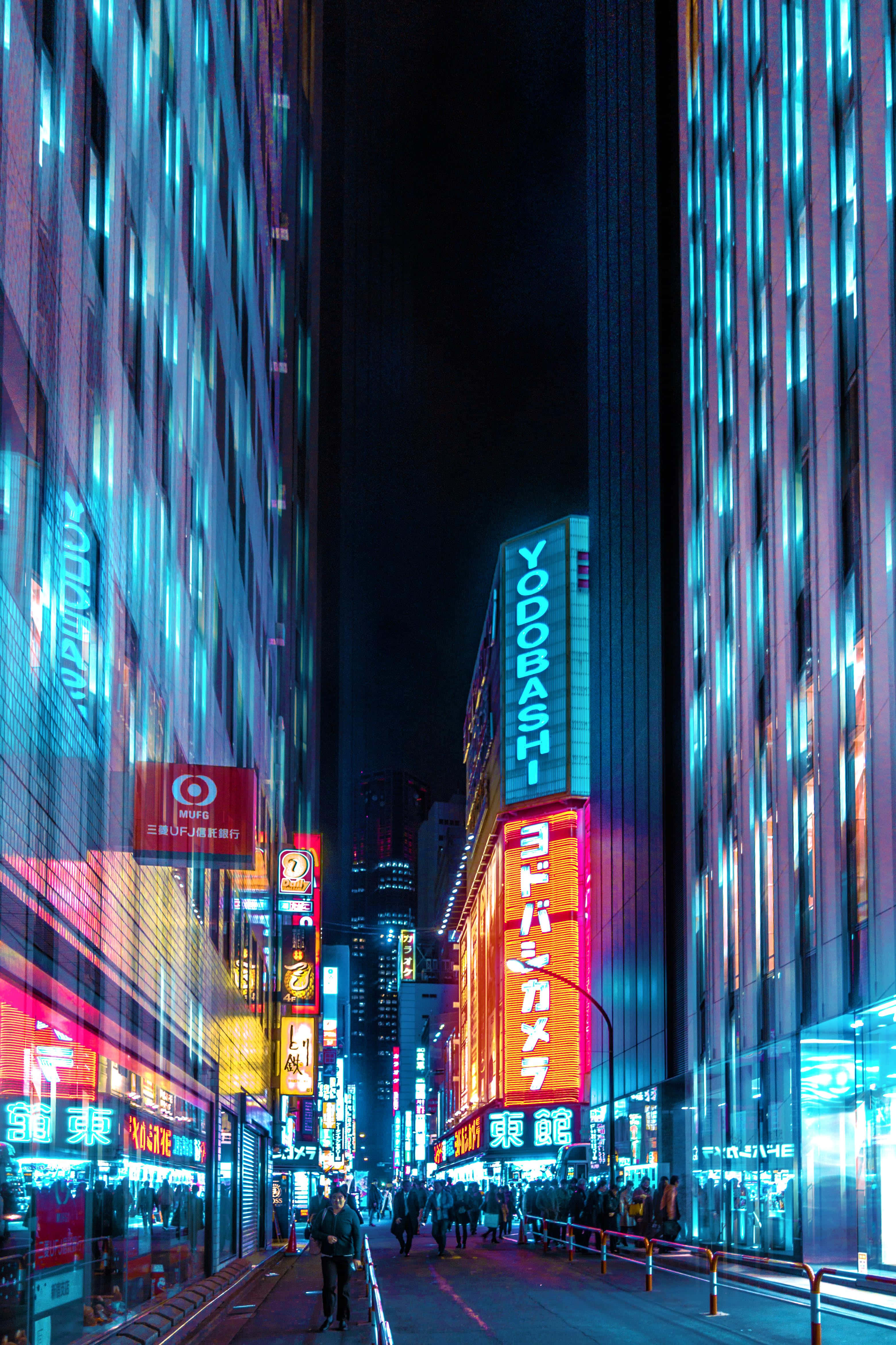 Building 桌布 壁紙 — 夜晚充滿活力的霓虹燈城市小巷，高聳的建築物和發光的招牌倒映在濕漉漉的路面上。