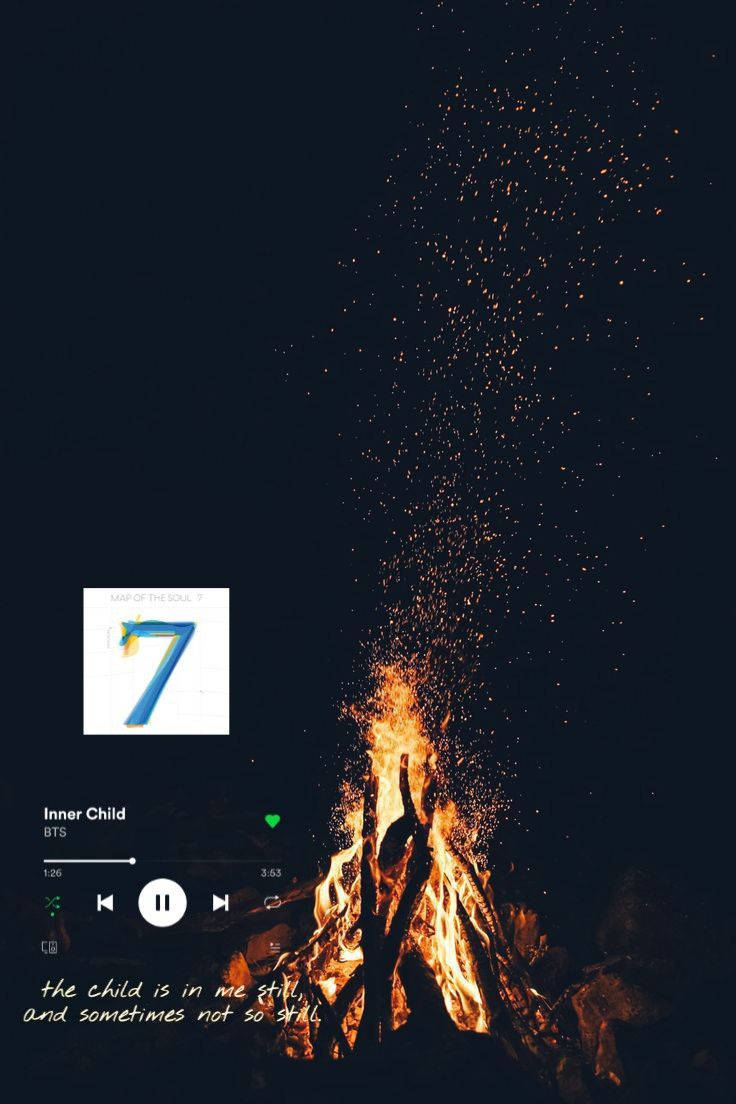 泰亨 桌布 壁紙 — 夜晚咆哮的營火，飛舞的火星，以及顯示BTS Inner Child的音樂播放器疊加層。