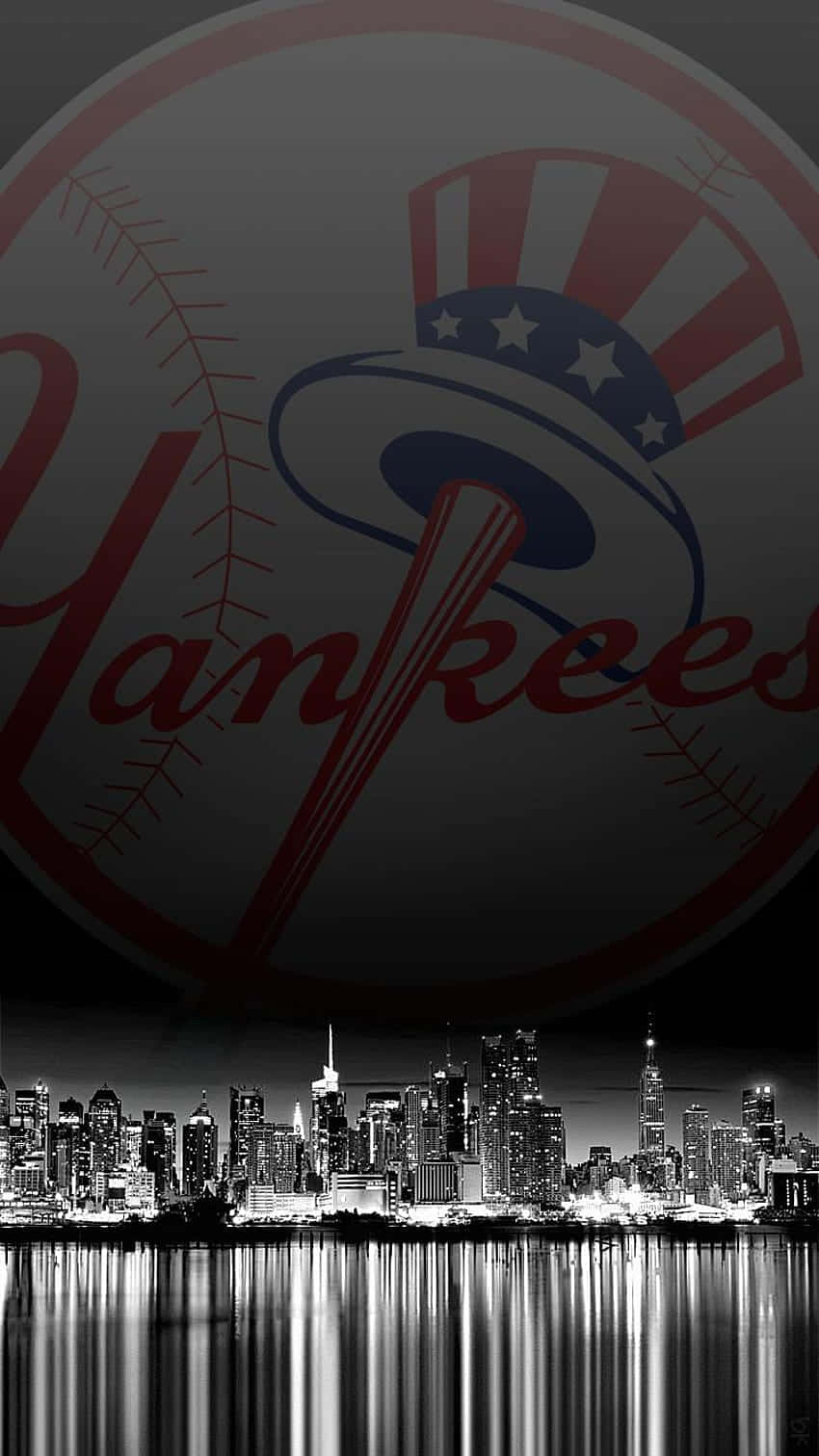 New York Yankees iPhone 桌布 壁紙 — 夜晚單色城市天際線，上面疊加了一個紅白藍色的巨大洋基棒球標誌。