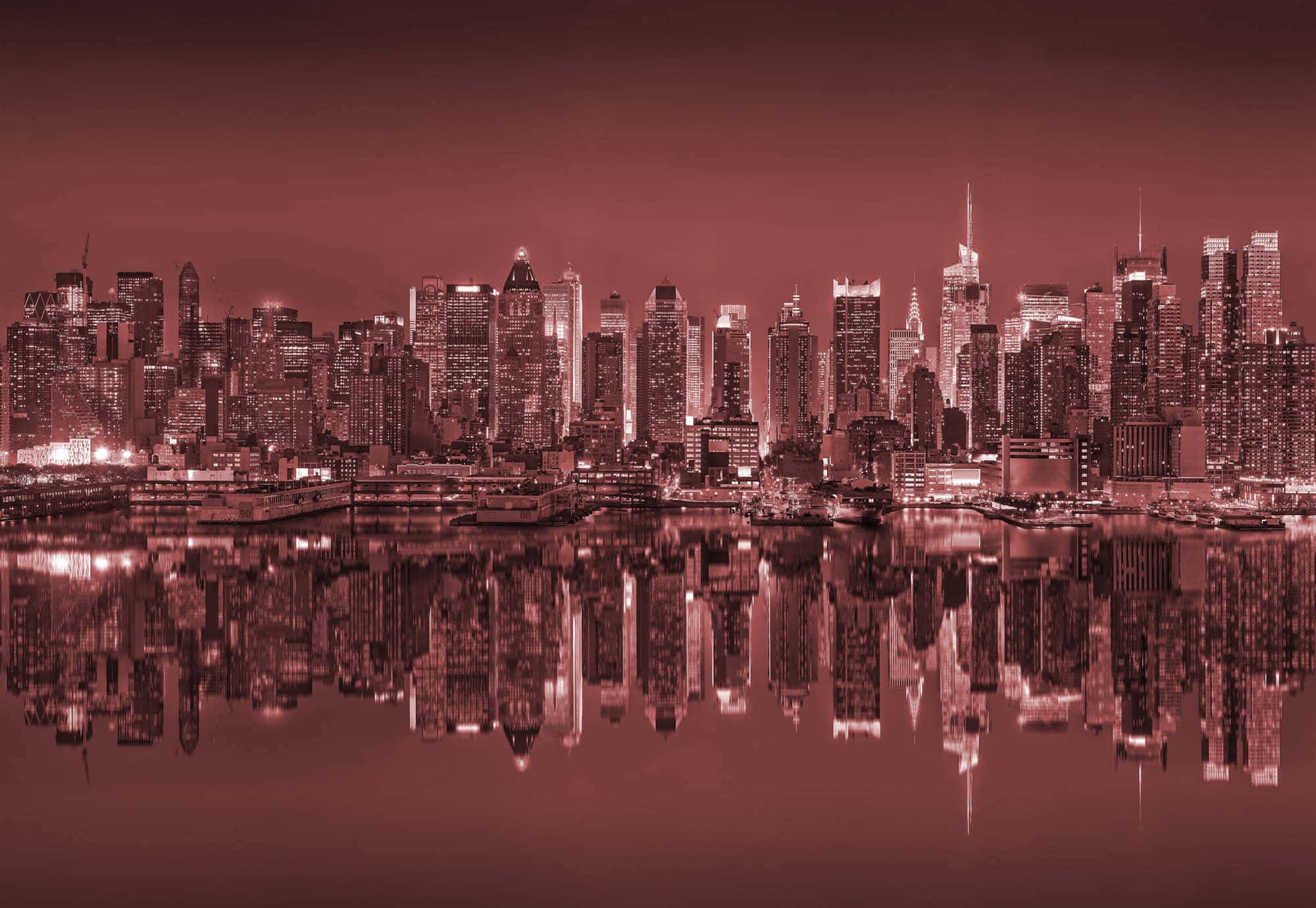 New York Art 桌布 壁紙 — 夜晚單色調紅色城市天際線完美倒映在下方平靜的水面上。
