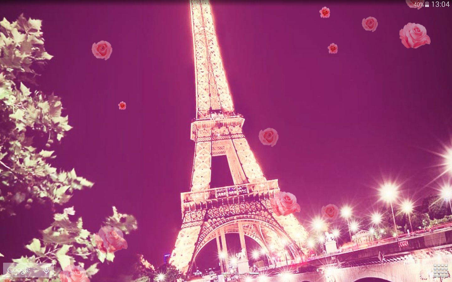 Pink Paris 桌布 壁紙 — 夜晚在洋紅色天空下發光的艾菲爾鐵塔，漂浮的玫瑰和閃爍的路燈。