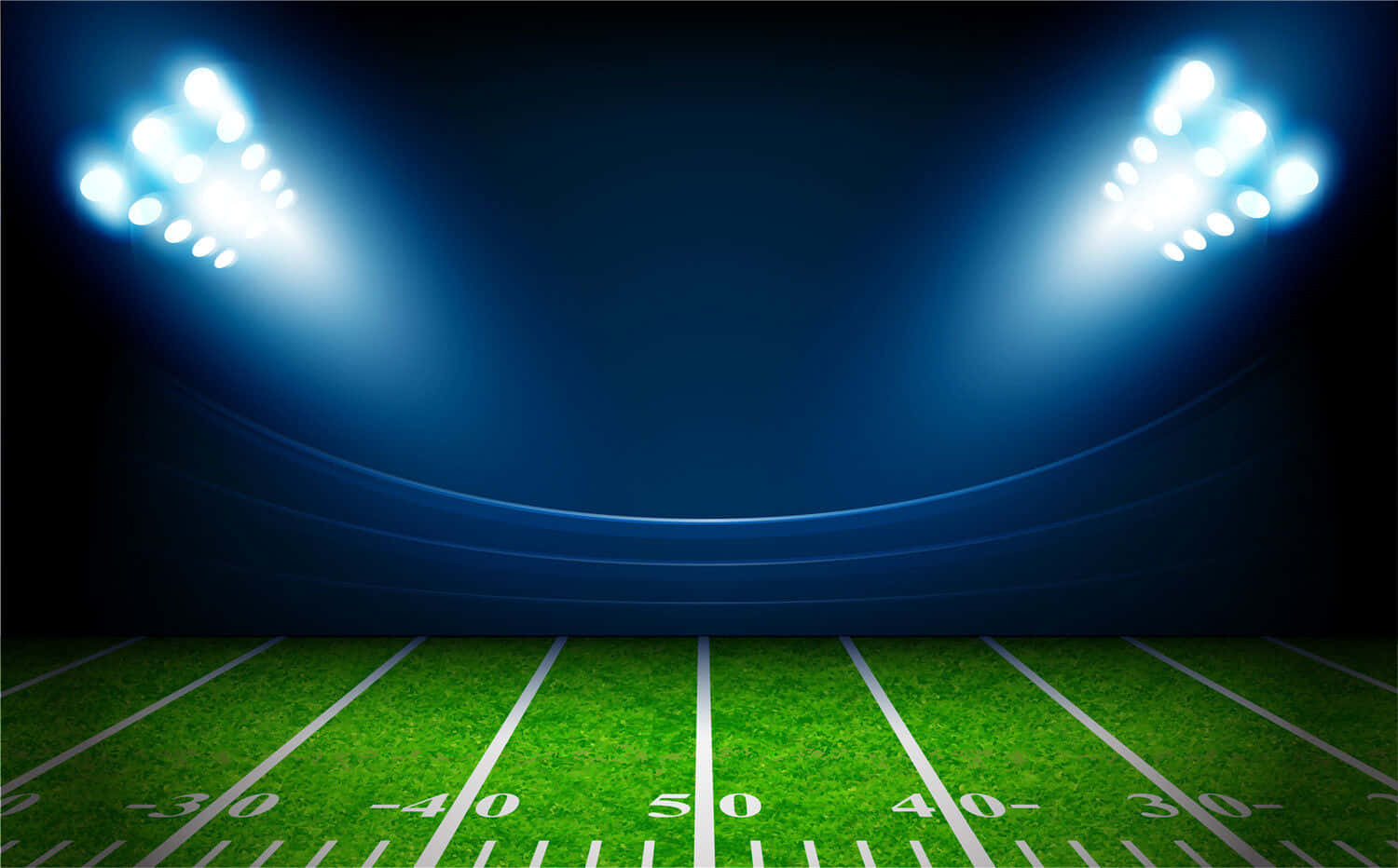 Football Field 桌布 壁紙 — 夜晚在球場燈光下明亮的足球場，有鮮綠色草地和白色界線。