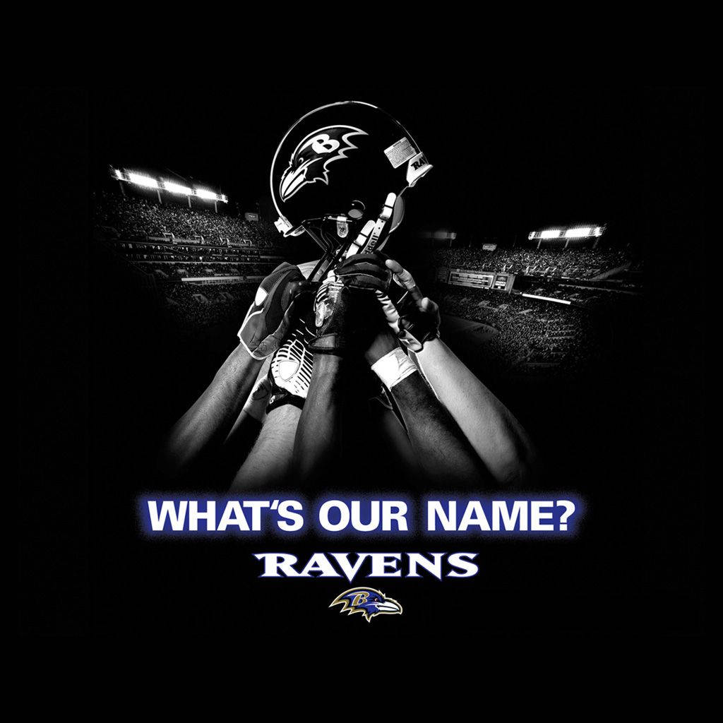 Ravens 桌布 壁紙 — 夜晚在體育館內，發光燈光下，美式足球運動員高舉烏鴉隊頭盔的黑白照片。