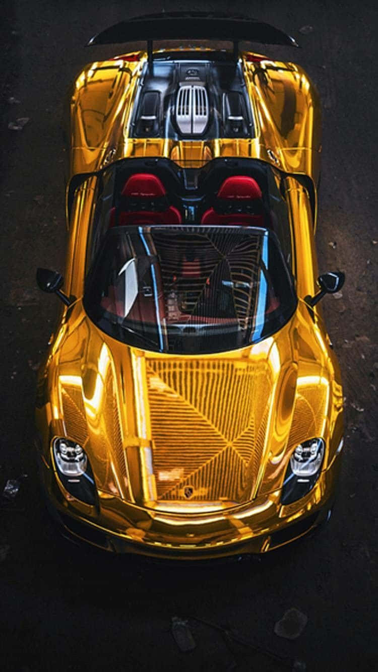 Luxury 桌布 壁紙 — 夜晚在黑暗的城市街道上，一輛閃閃發光的金色跑車配紅色座椅的俯視圖。