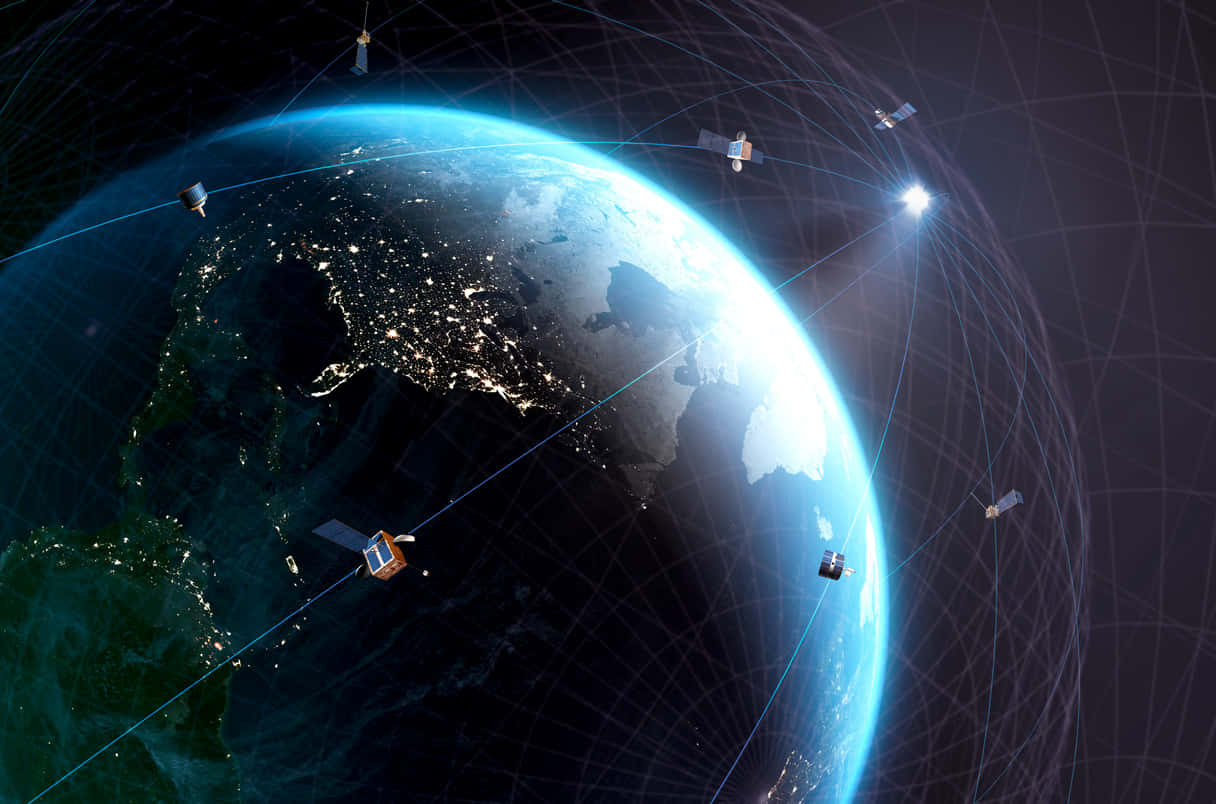 Satellite Technology 桌布 壁紙 — 夜晚地球的數位渲染，帶有發光的城市燈光和由藍色數據流連接的軌道衛星。