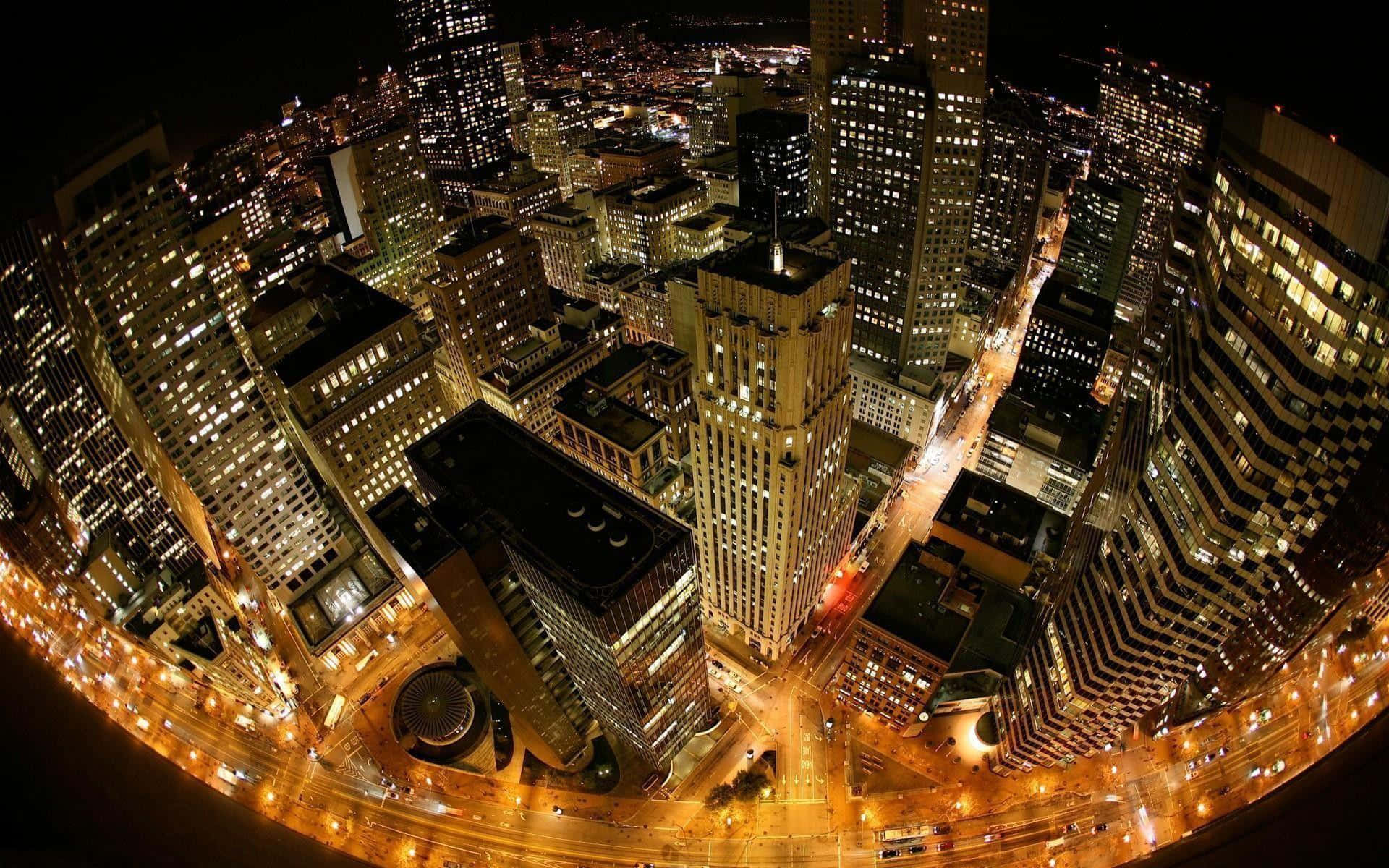 Fisheye 桌布 壁紙 — 夜晚城市全景的魚眼視角，摩天大樓閃爍著光芒，蜿蜒的街道被溫暖的燈光照亮。