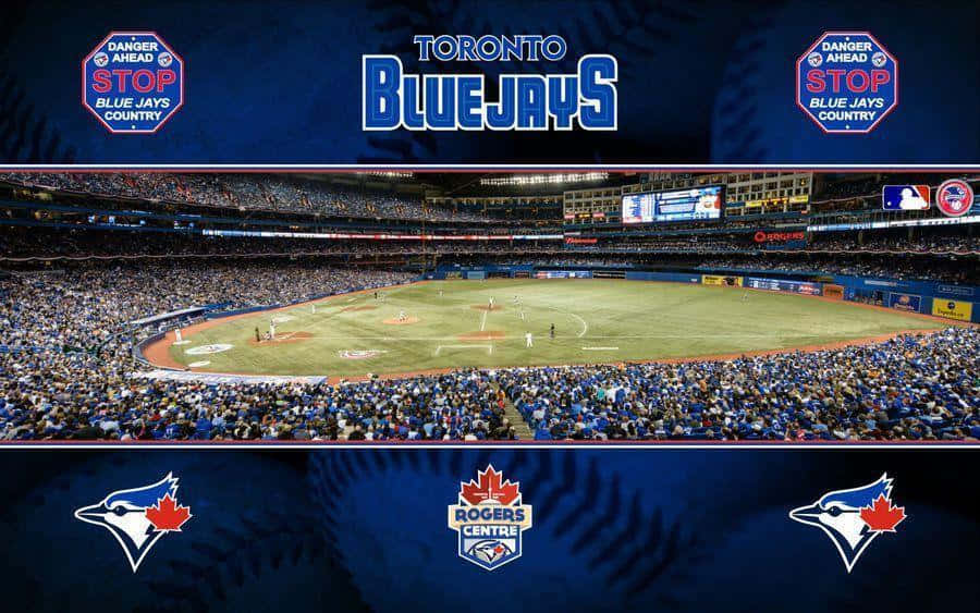 Blue Jays. 桌布 壁紙 — 夜晚多倫多藍鳥隊球場座無虛席，球迷在明亮的燈光下為棒球比賽歡呼。