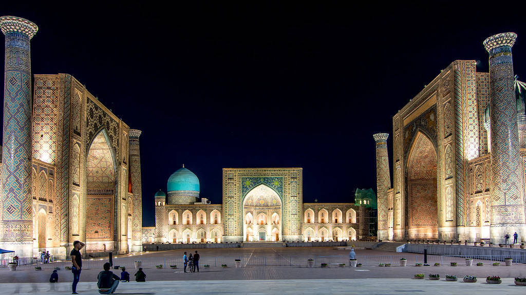 Uzbekistan 桌布 壁紙 — 夜晚宏偉的伊斯蘭建築，在黑暗的天空下閃耀著綠松石色的圓頂和複雜的瓷磚工藝。