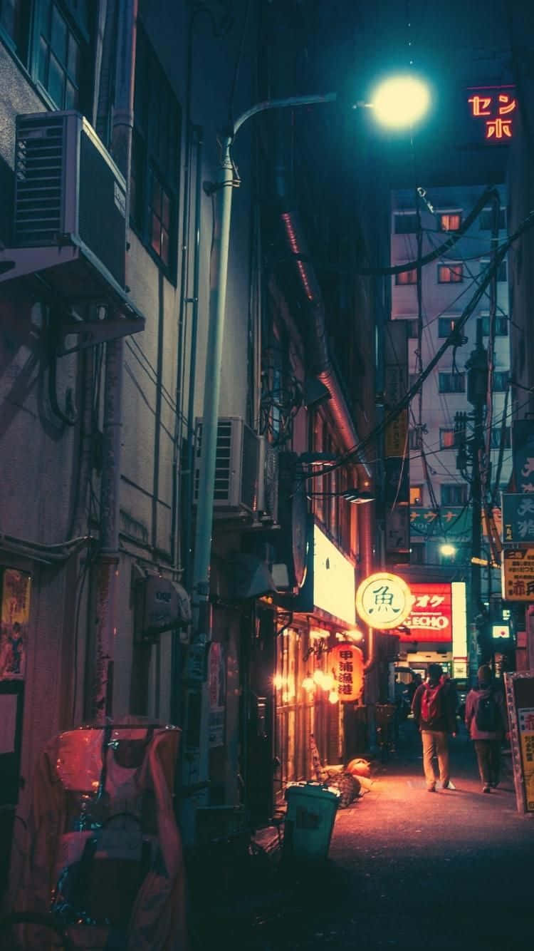 動漫 桌布 壁紙 — 夜晚密集市區中一條狹窄的霓虹燈小巷，有發光的招牌和行人走在明亮的街燈下。