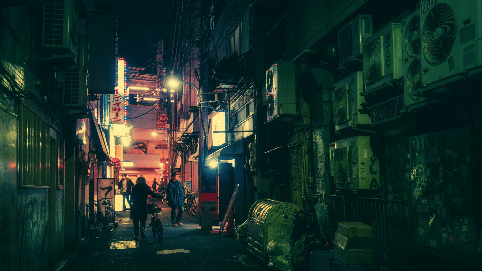 東京 桌布 壁紙 — 夜晚密集市區中一條狹窄的霓虹燈小巷，有行人走動，腳踏車停放在發光招牌下。