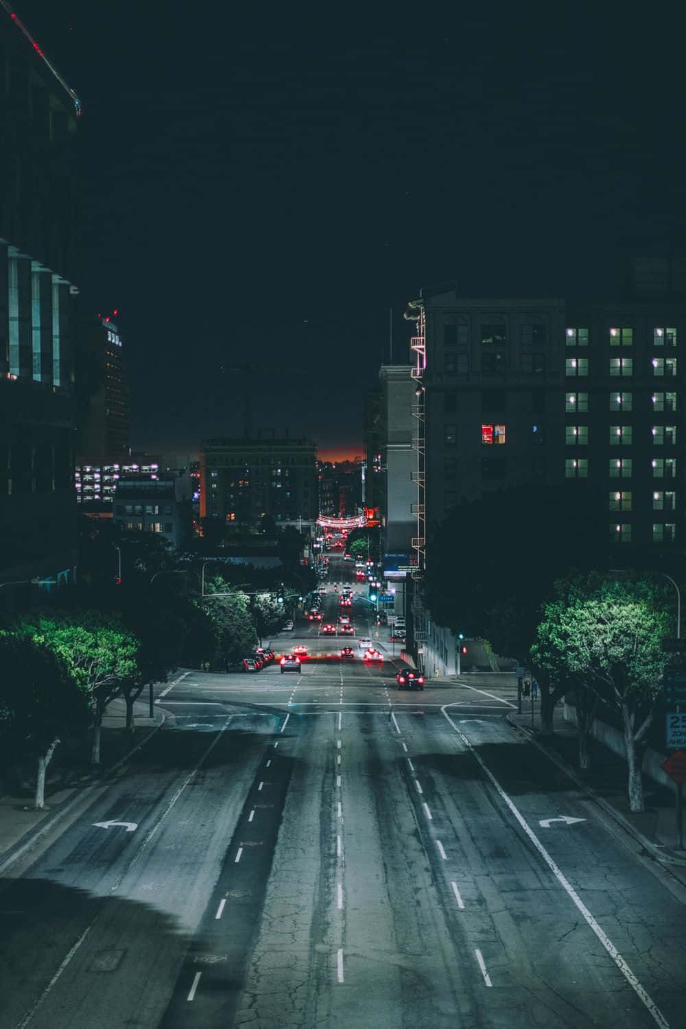 Night Street 桌布 壁紙 — 夜晚寧靜的城市街道，車尾燈閃爍，窗戶透出燈光，映襯著漆黑的天空。