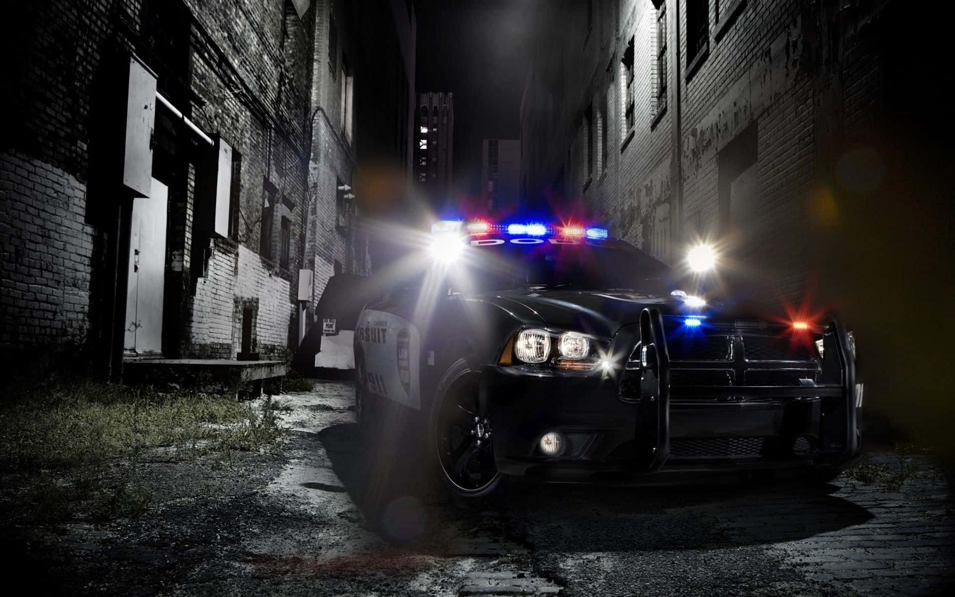 夜晚巷弄中的警車 壁紙