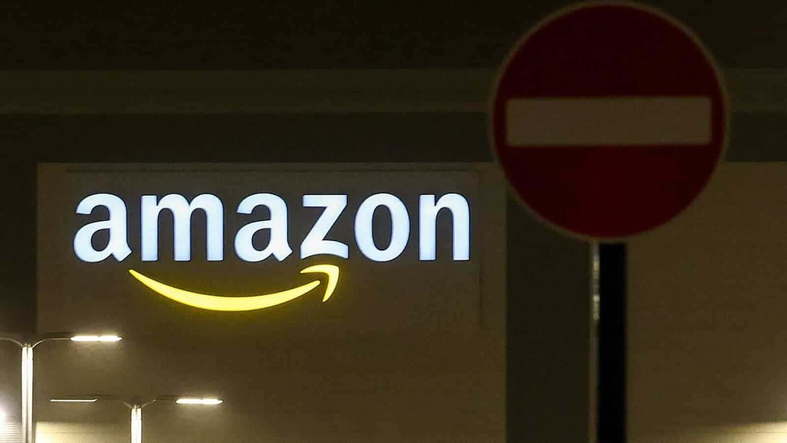 夜晚紅色禁止進入標誌旁邊亮起的Amazon標誌。 — 亞馬遜 GIF 壁紙