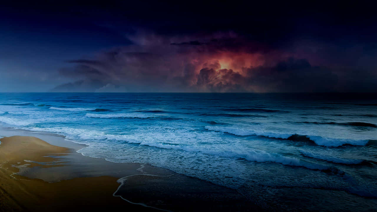 Beach Aesthetic 桌布 壁紙 — 夜晚戲劇性的暴風雨海洋，發光的紅色閃電照亮了沙灘上翻滾波浪之上的烏雲。